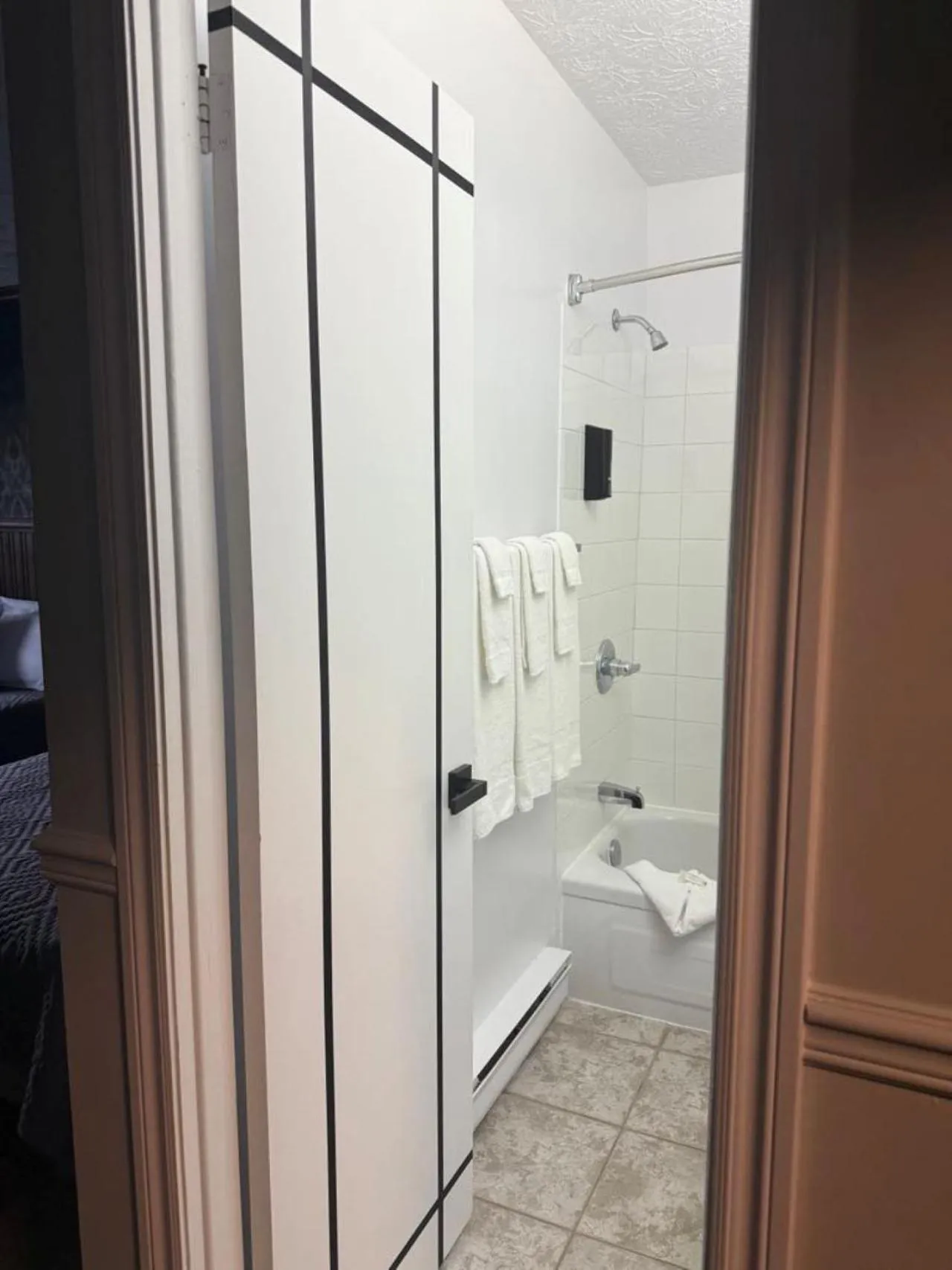 Shower in Auberge MicKy Inc