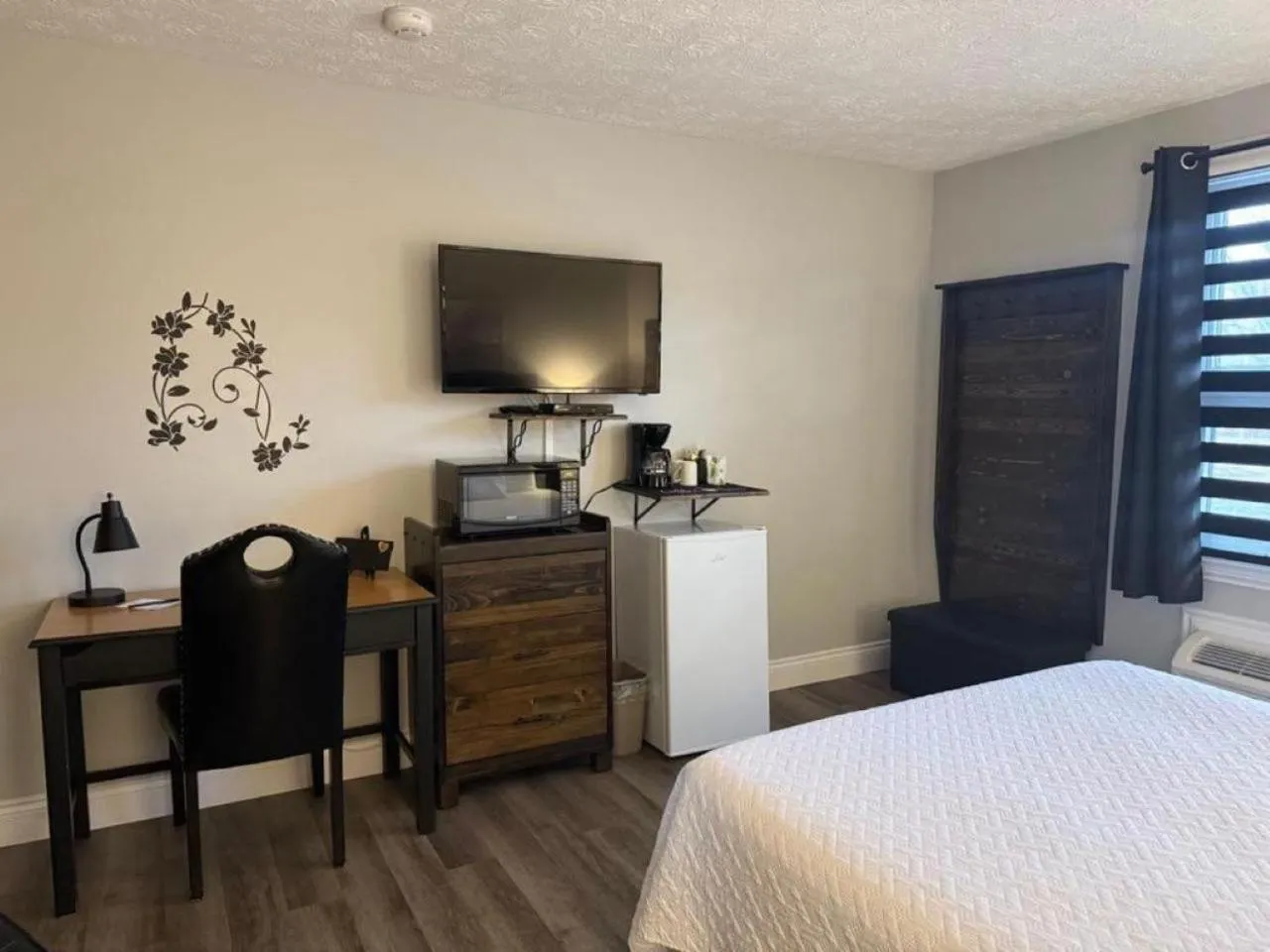 TV and multimedia, Bed in Auberge MicKy Inc