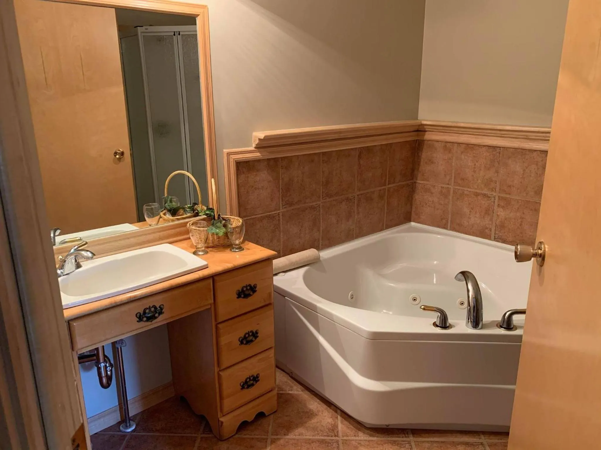 Hot Tub in Auberge MicKy Inc