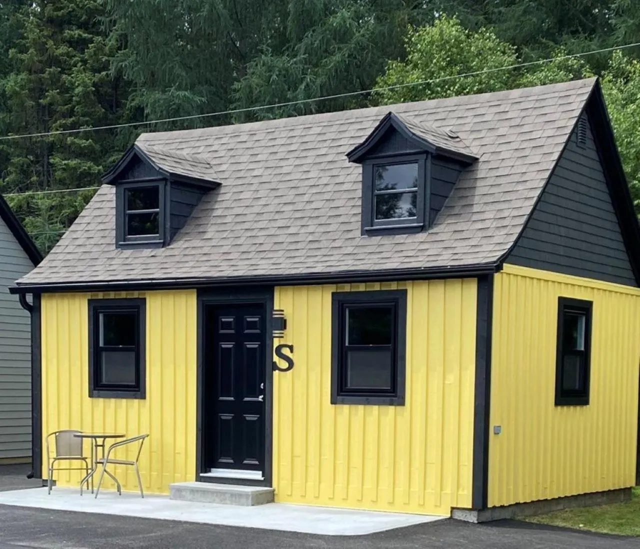 Property building in Auberge MicKy Inc