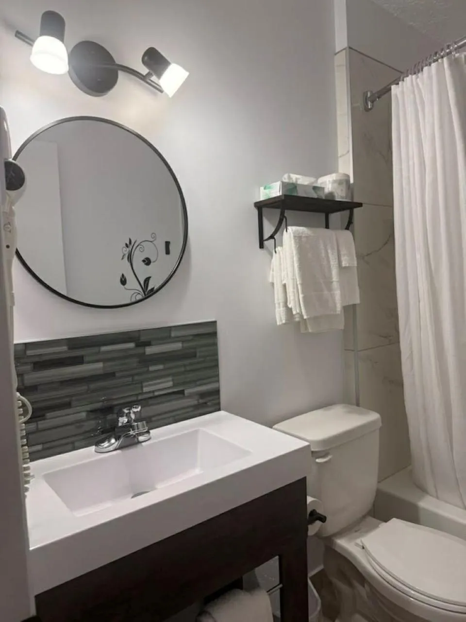 Shower in Auberge MicKy Inc