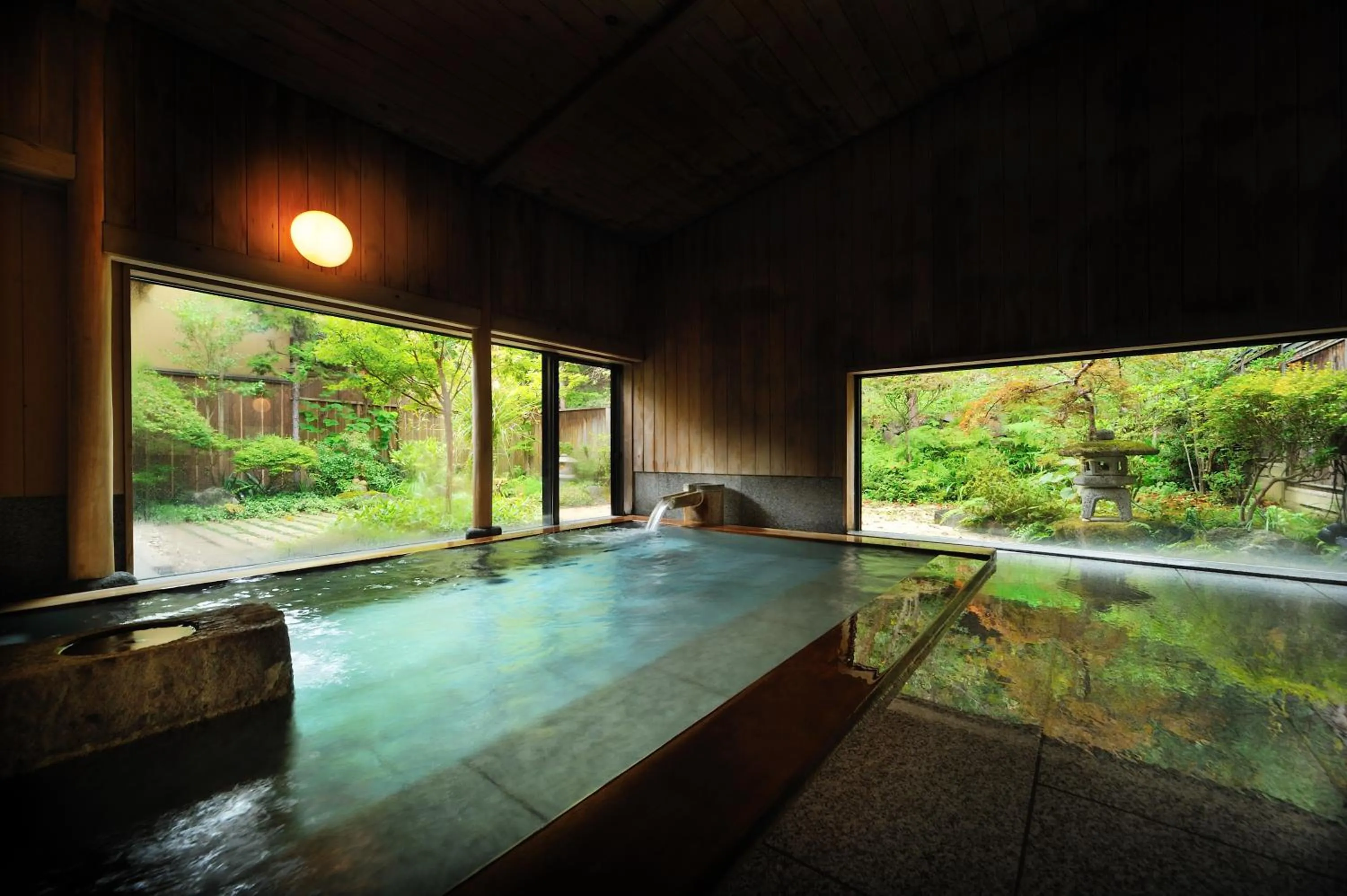 Hot Spring Bath in Meigetsuso