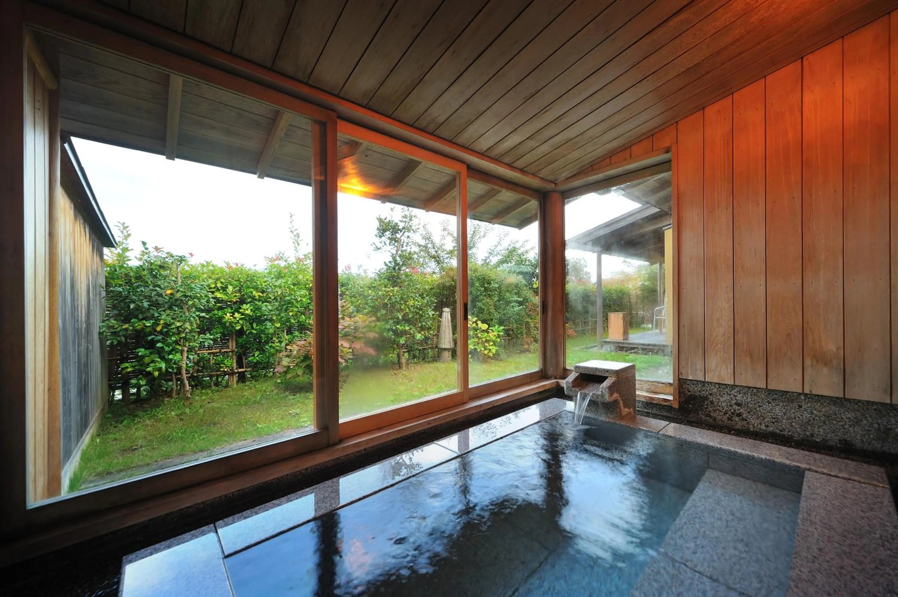 Hot Spring Bath in Meigetsuso