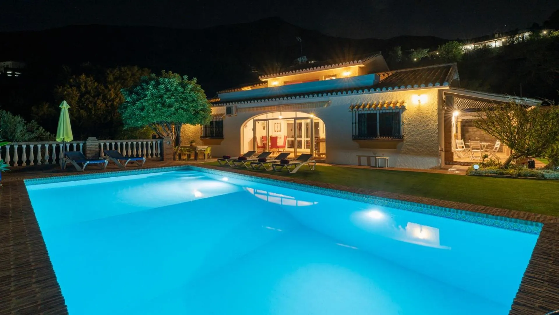 Swimming pool in Villa Buhardilla by Casitas Select