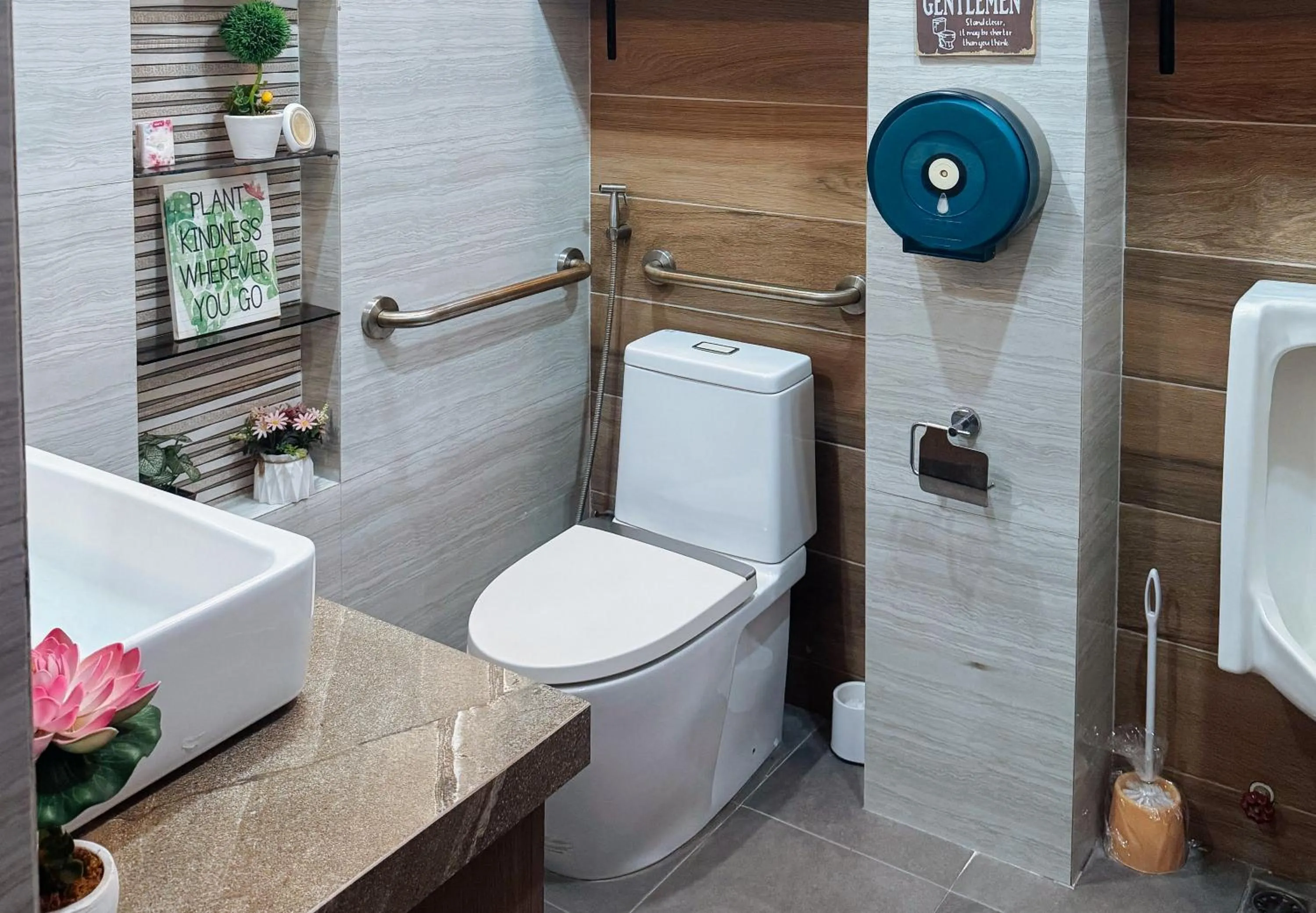 Toilet in RedDoorz at Sta Cruz Naga City