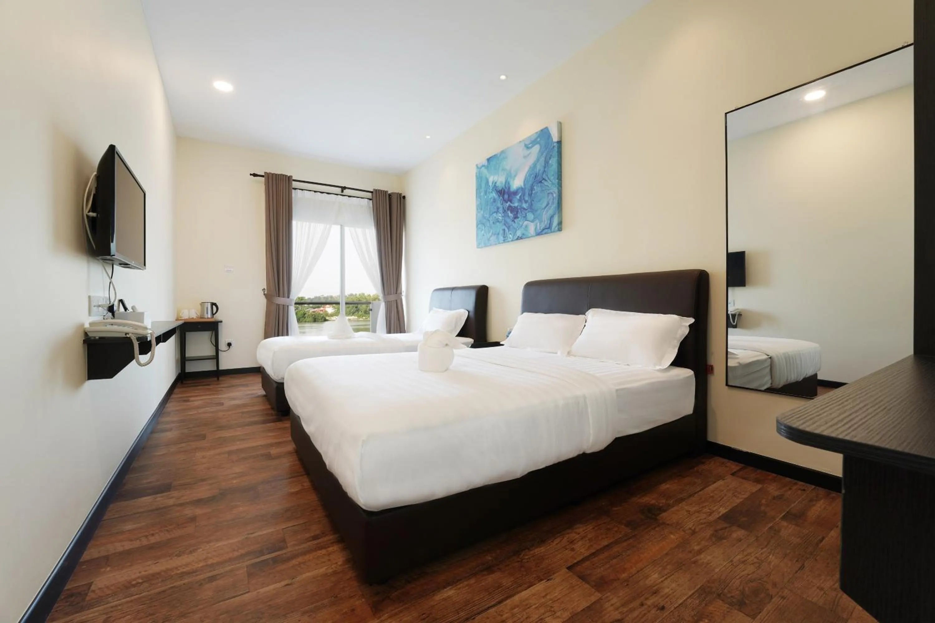 Balcony/Terrace, Bed in Hotel Le-Shore