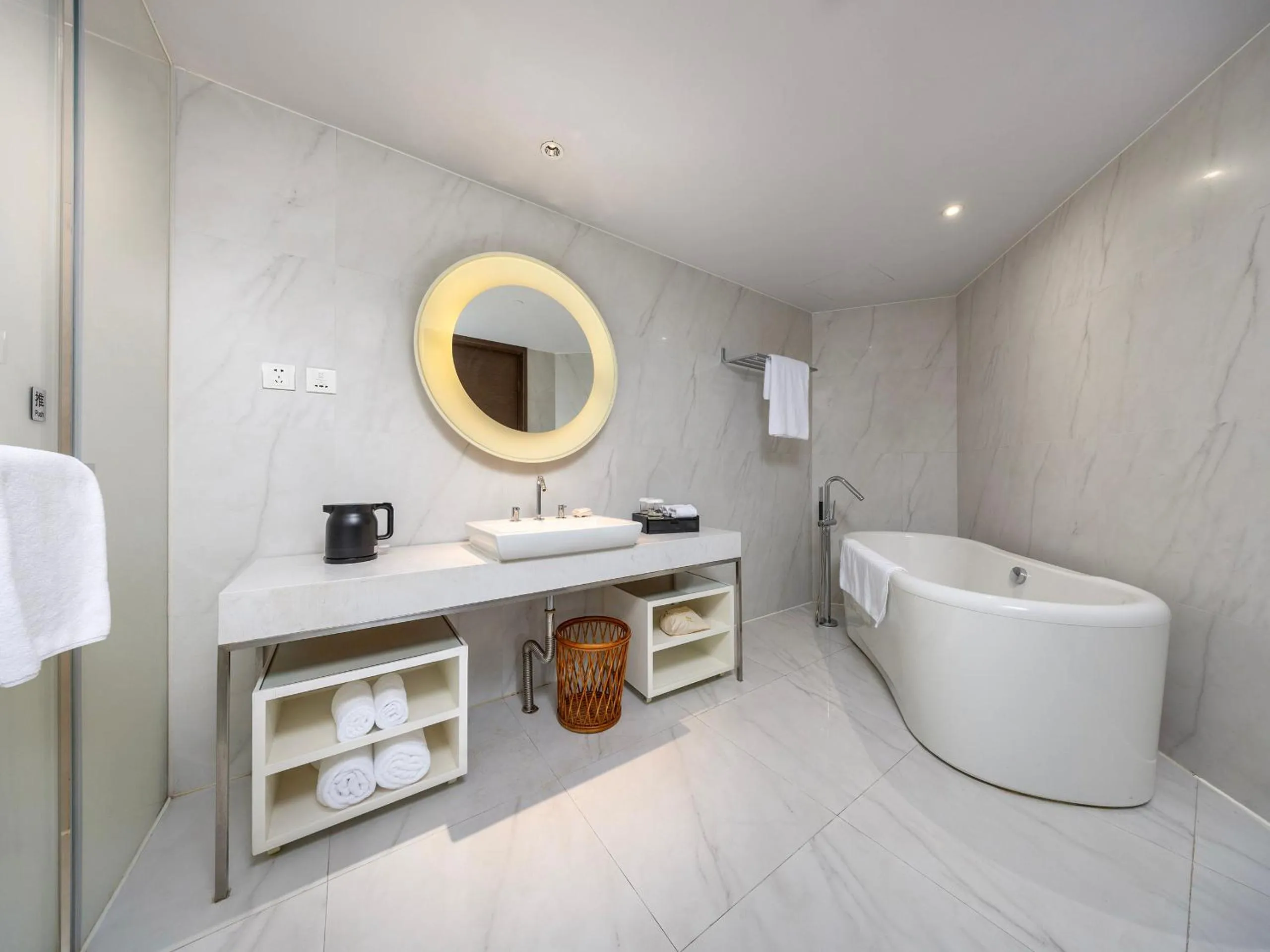 Toilet in Metropolo Dahua Hotel Shanghai