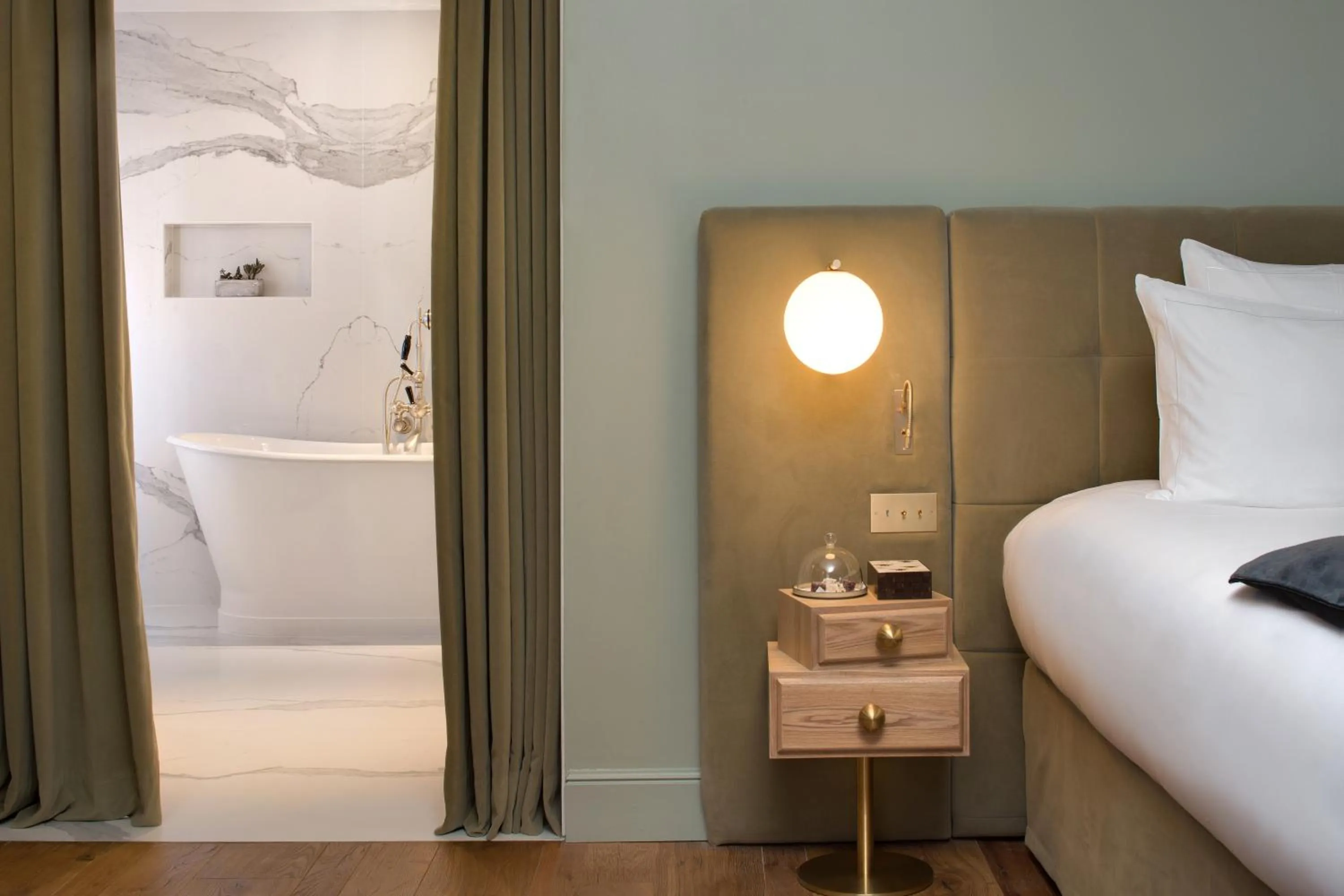 Bathroom, Bed in Hôtel Richer De Belleval - Relais & Châteaux