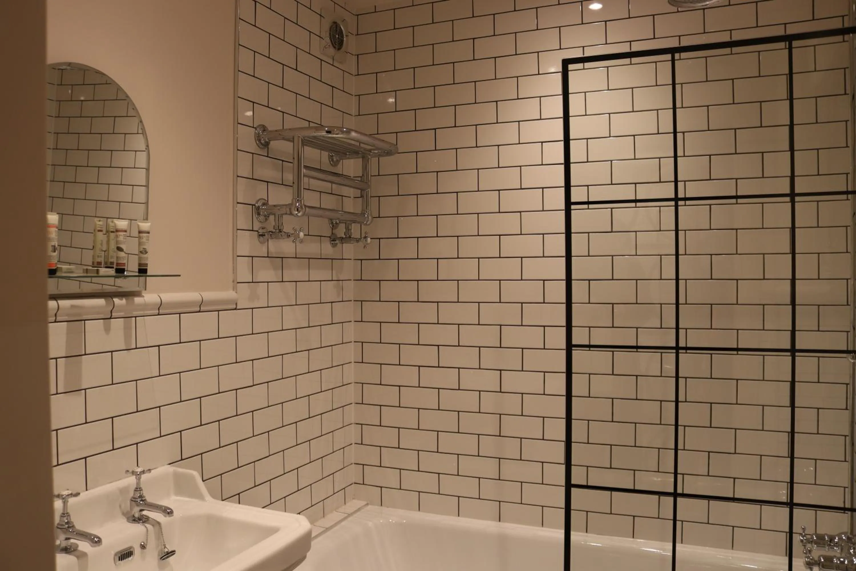 Bathroom in Rafters at Riverside House Hotel