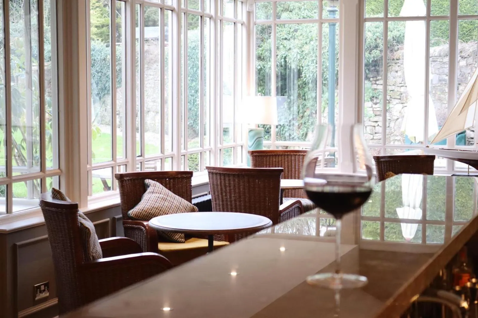 Lounge or bar in Rafters at Riverside House Hotel