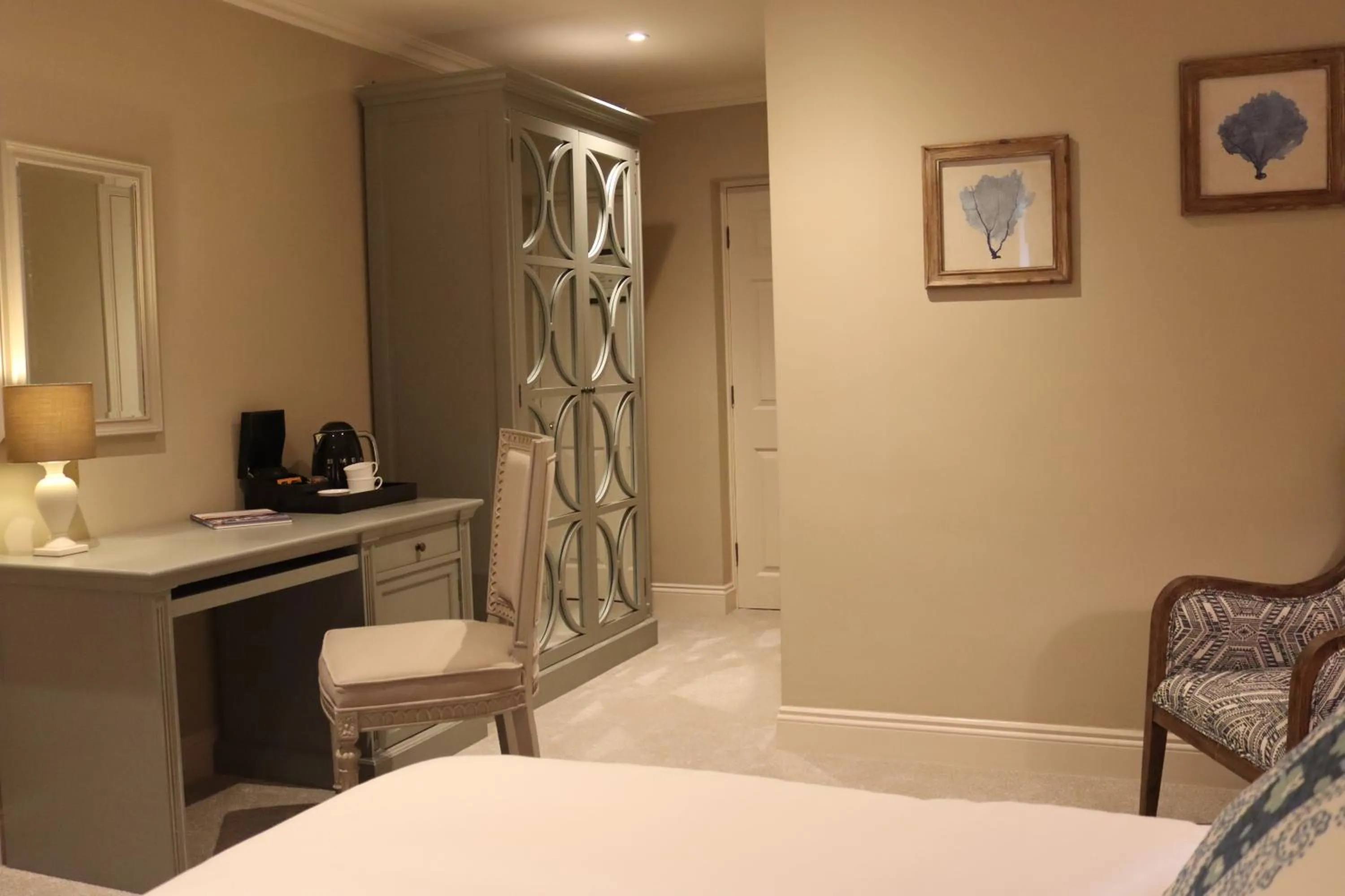 Seating area, Bed in Rafters at Riverside House Hotel