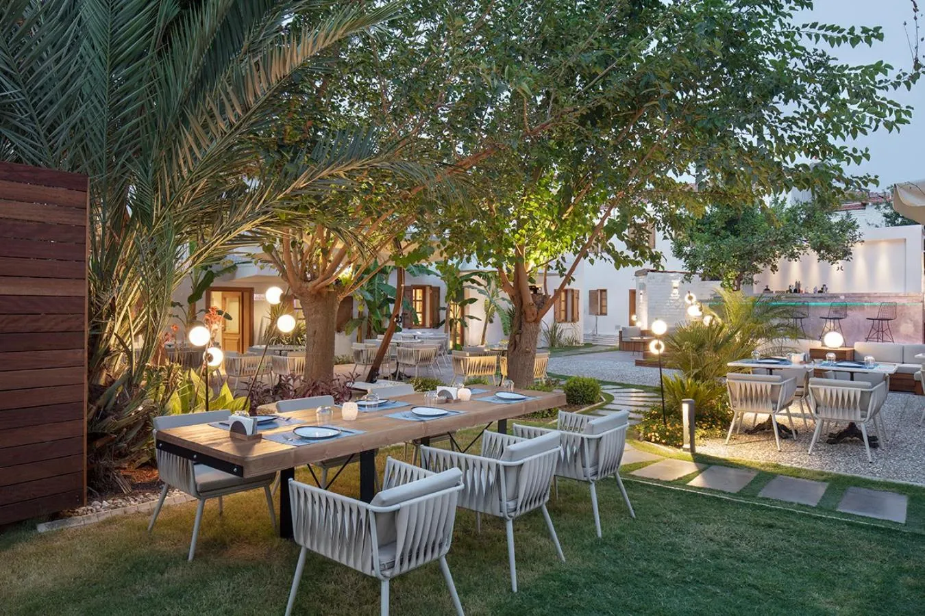 Restaurant/places to eat in Mellow Blue Hotel