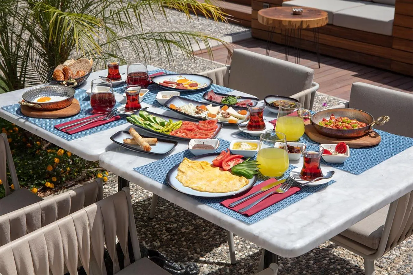 Food and drinks in Mellow Blue Hotel