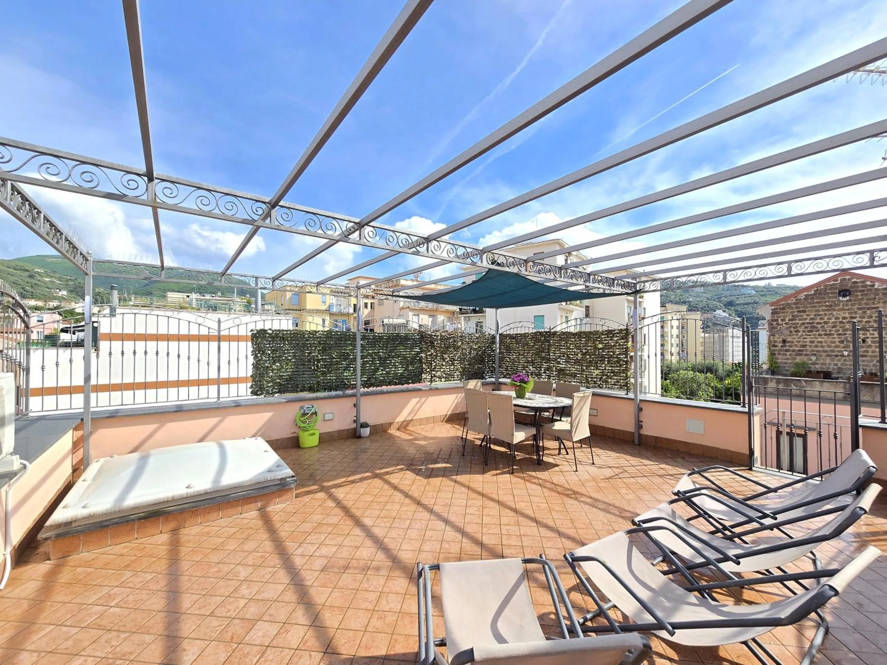 Patio in Starview Apartment - Comfy Apt by the center