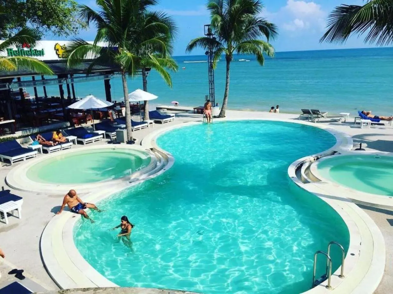 Swimming pool in Combo Beach Hotel Samui