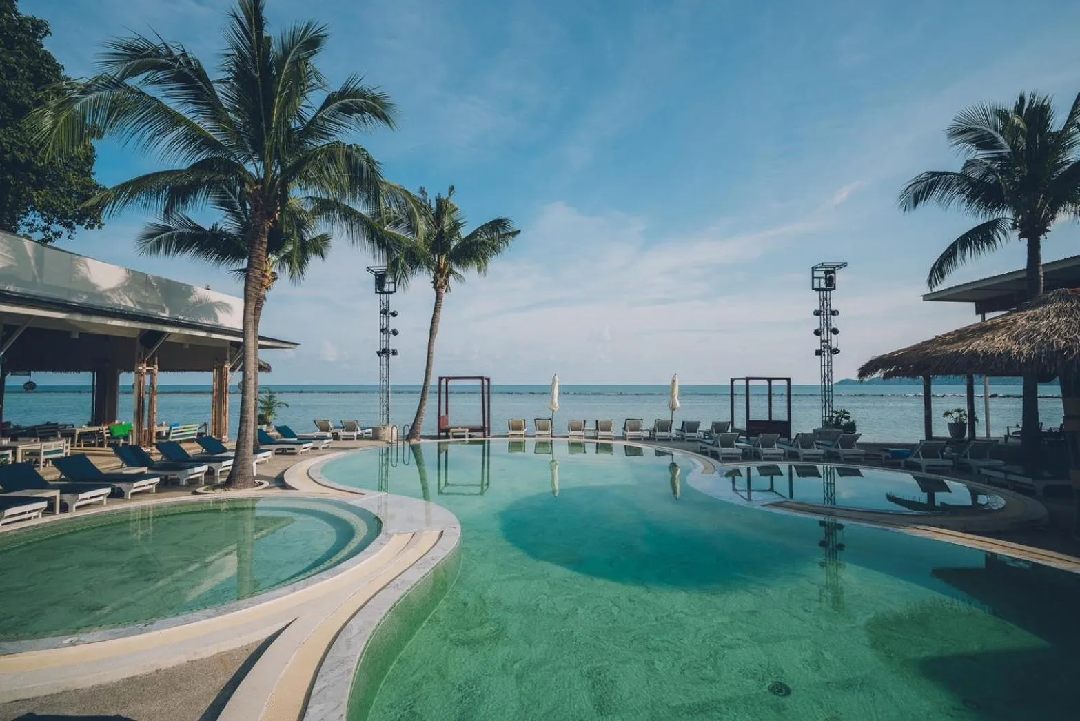 Swimming pool in Combo Beach Hotel Samui