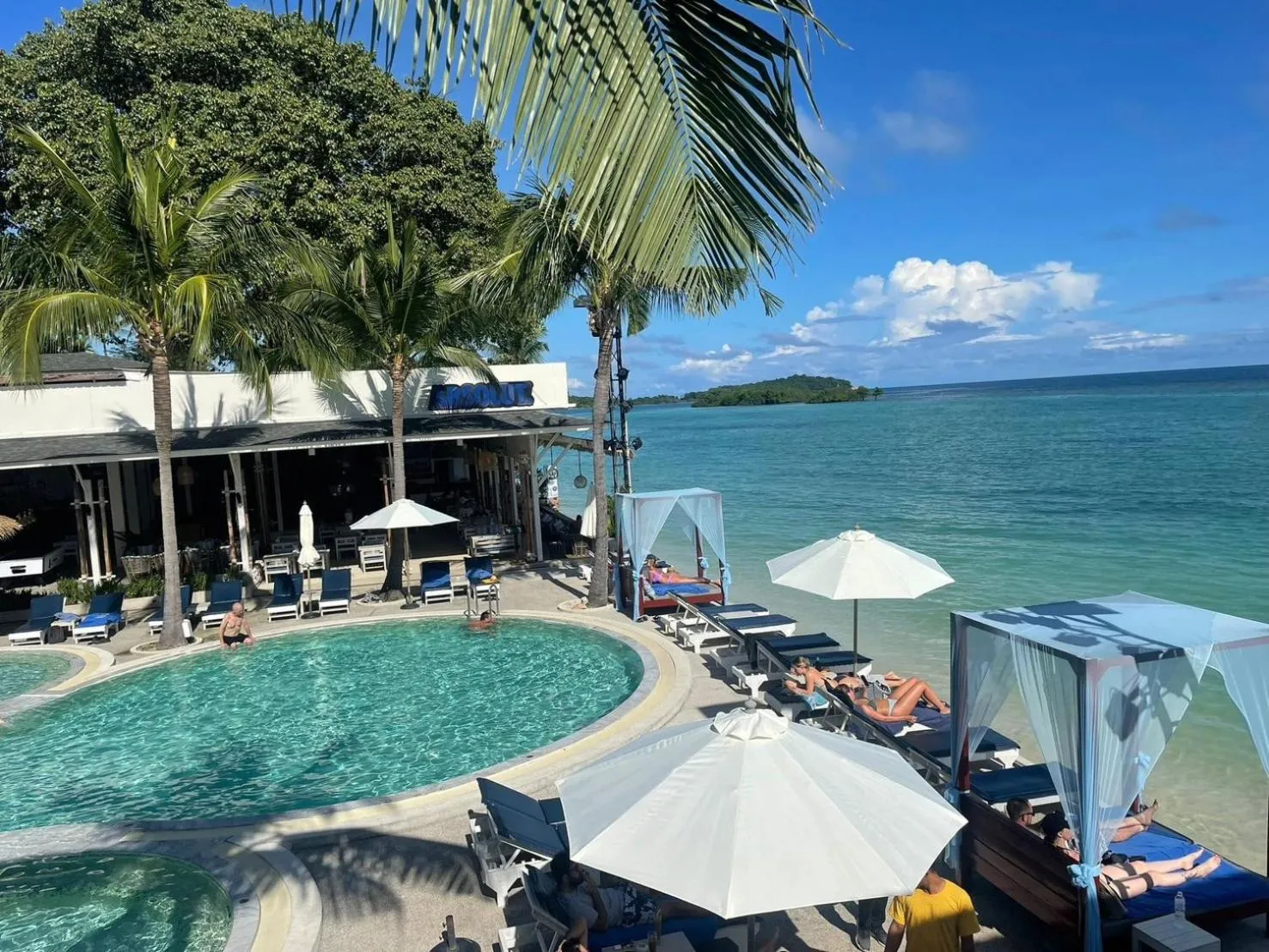 Swimming pool in Combo Beach Hotel Samui