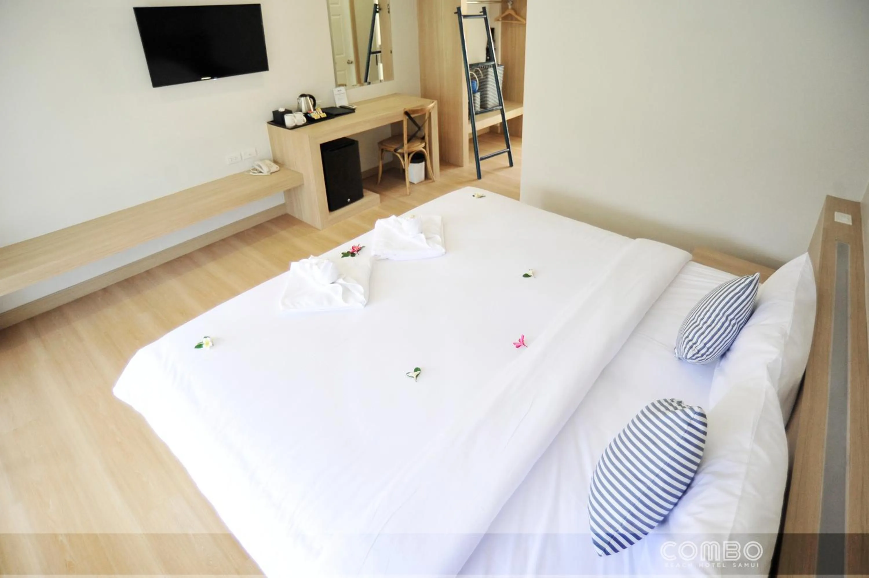 Bedroom, Bed in Combo Beach Hotel Samui