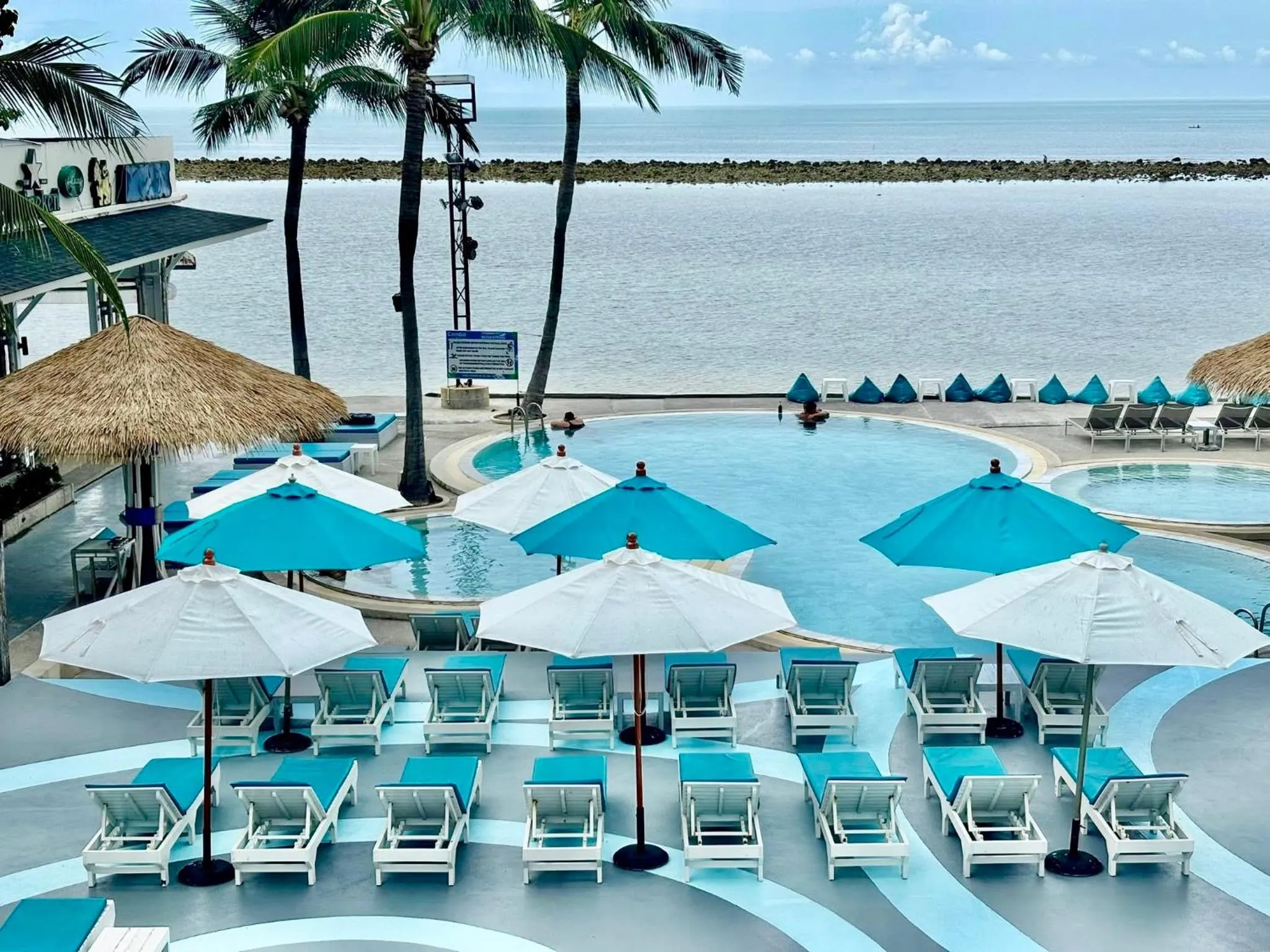 Swimming pool in Combo Beach Hotel Samui