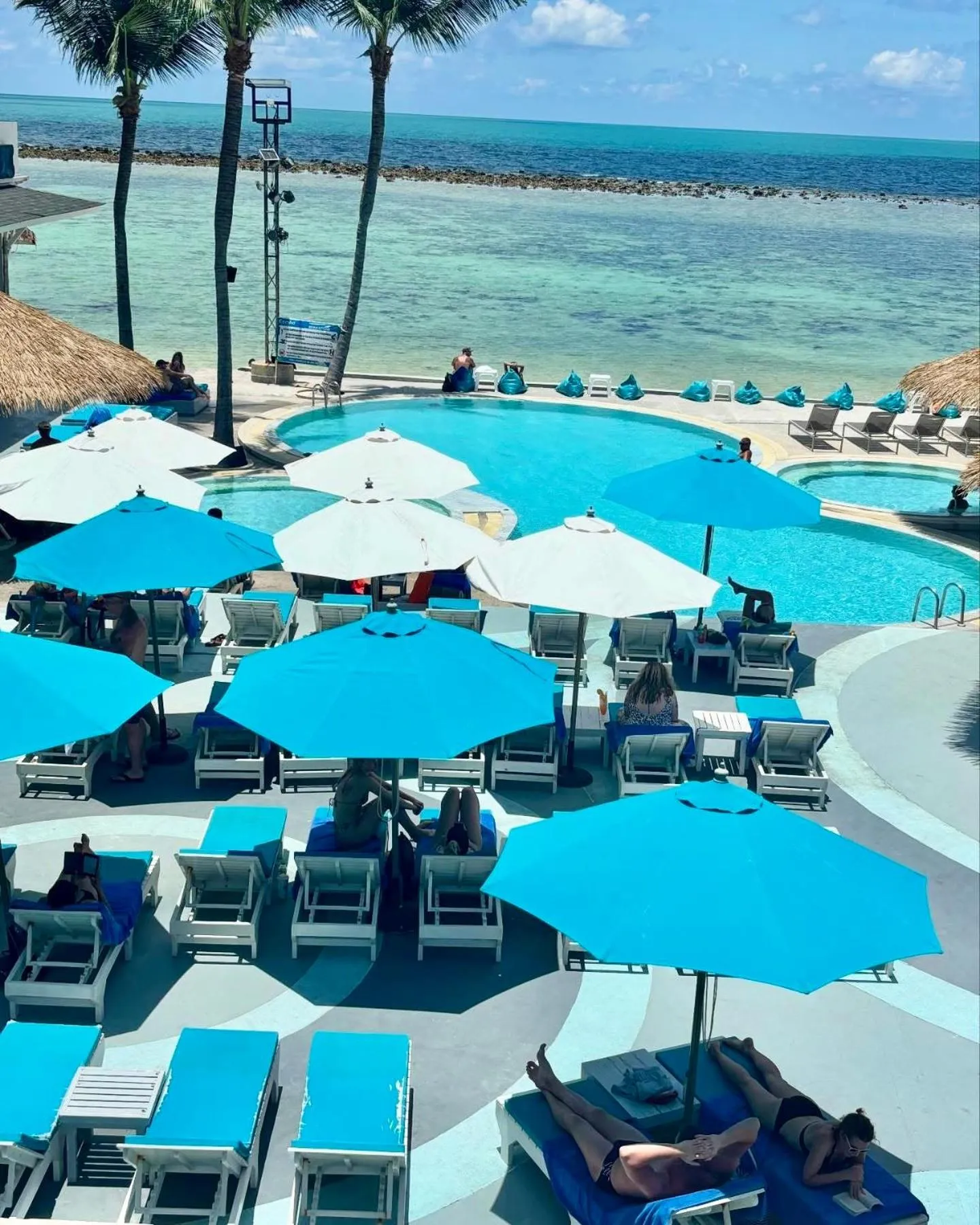 Swimming pool in Combo Beach Hotel Samui