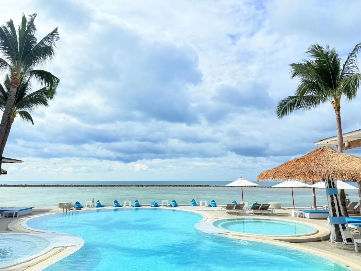 Swimming pool in Combo Beach Hotel Samui