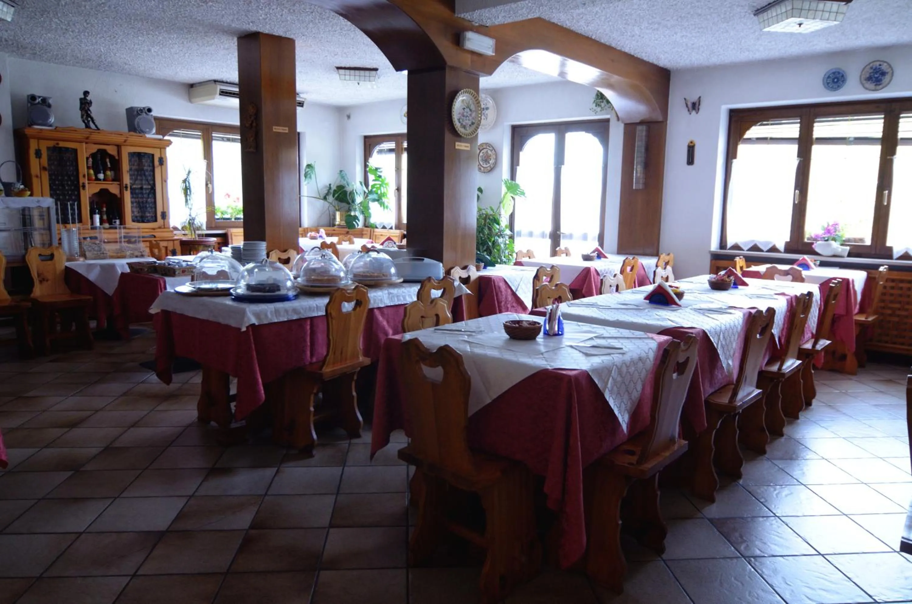 Restaurant/places to eat in Albergo Mirella