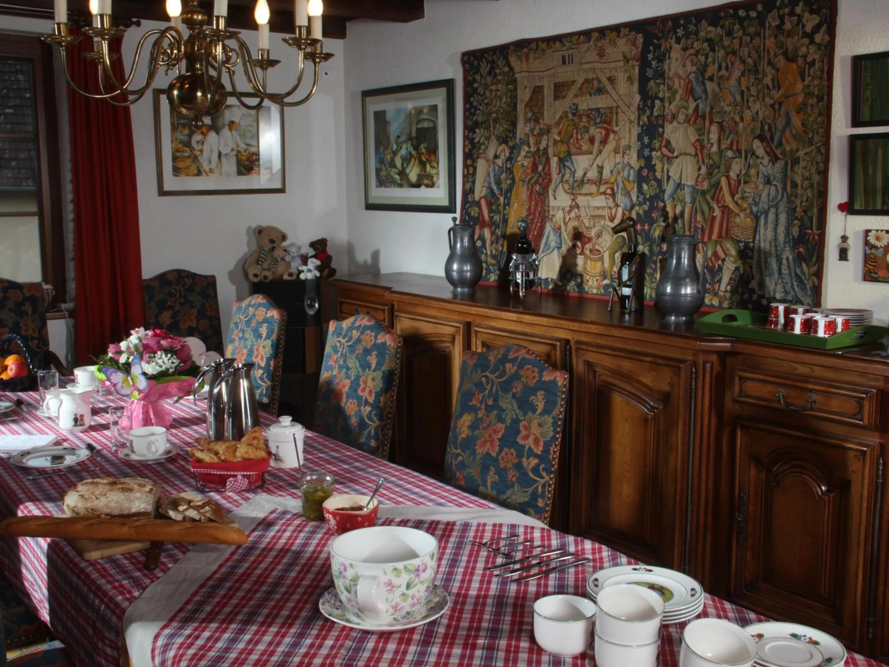 Dining area in Maison d'hôtes La Cerisaie