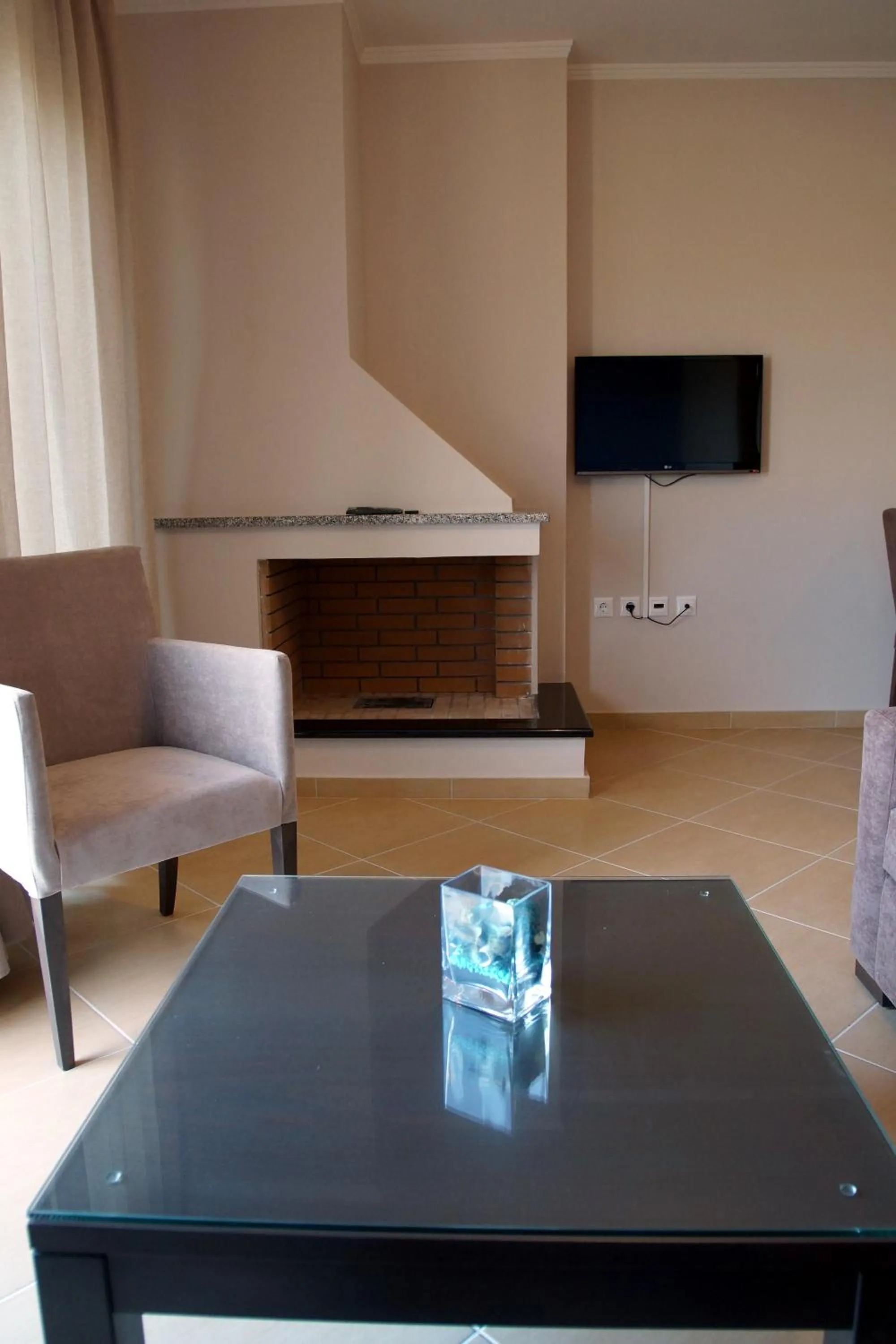 TV and multimedia in Cavos Fokidos