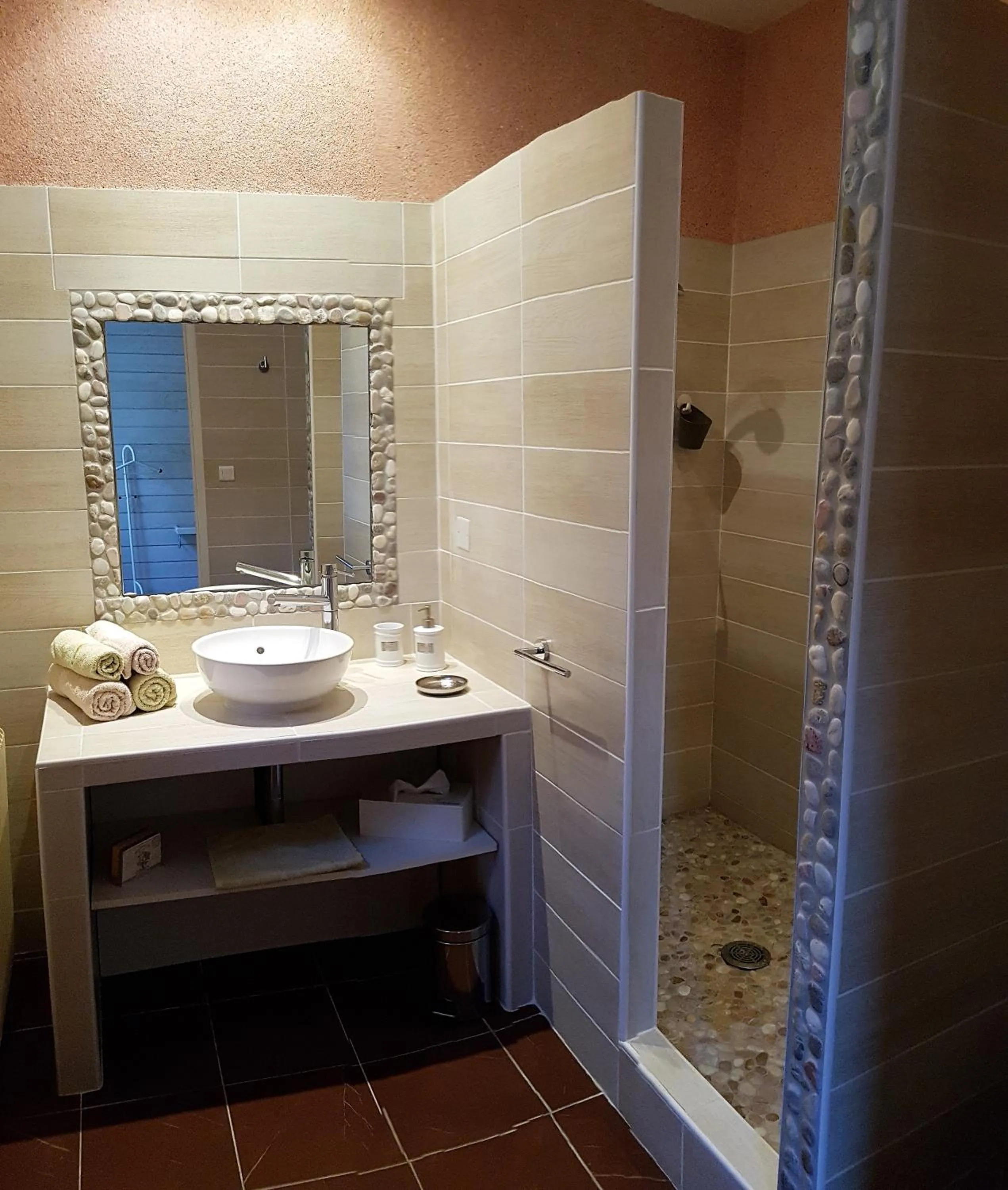 Shower in Le Mas des Hibiscus