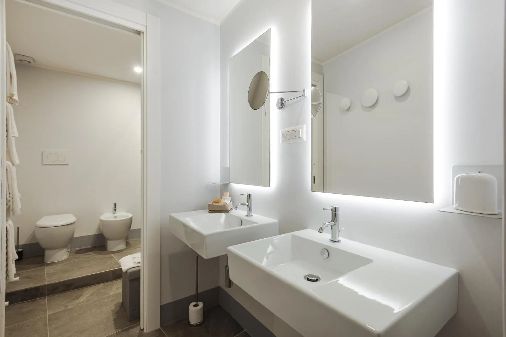 Toilet in Nikis Collection Navona