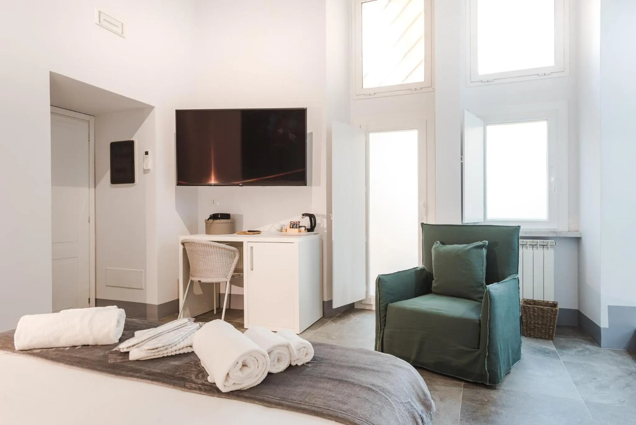 TV and multimedia, Bed in Nikis Collection Navona