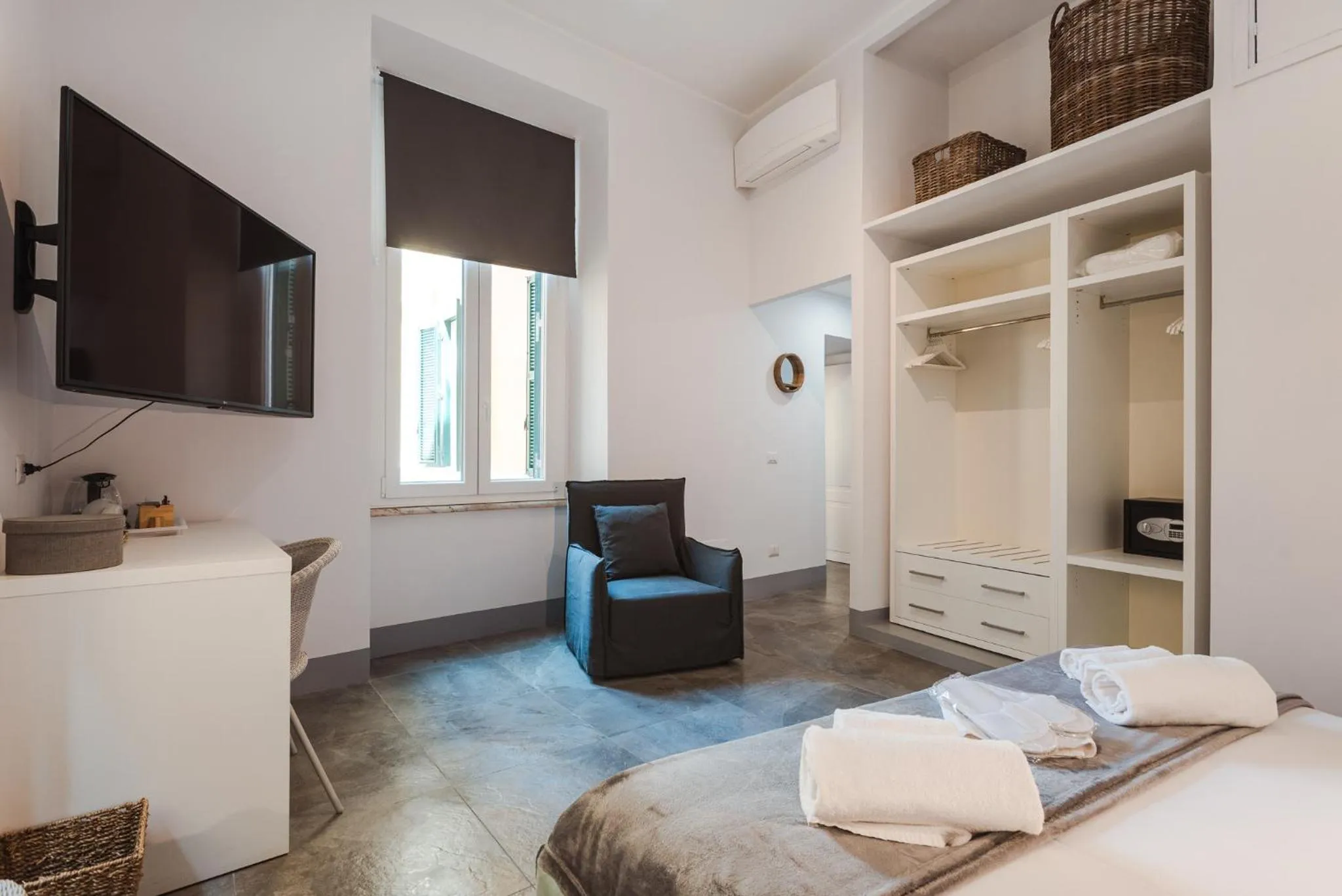 Photo of the whole room, Bed in Nikis Collection Navona