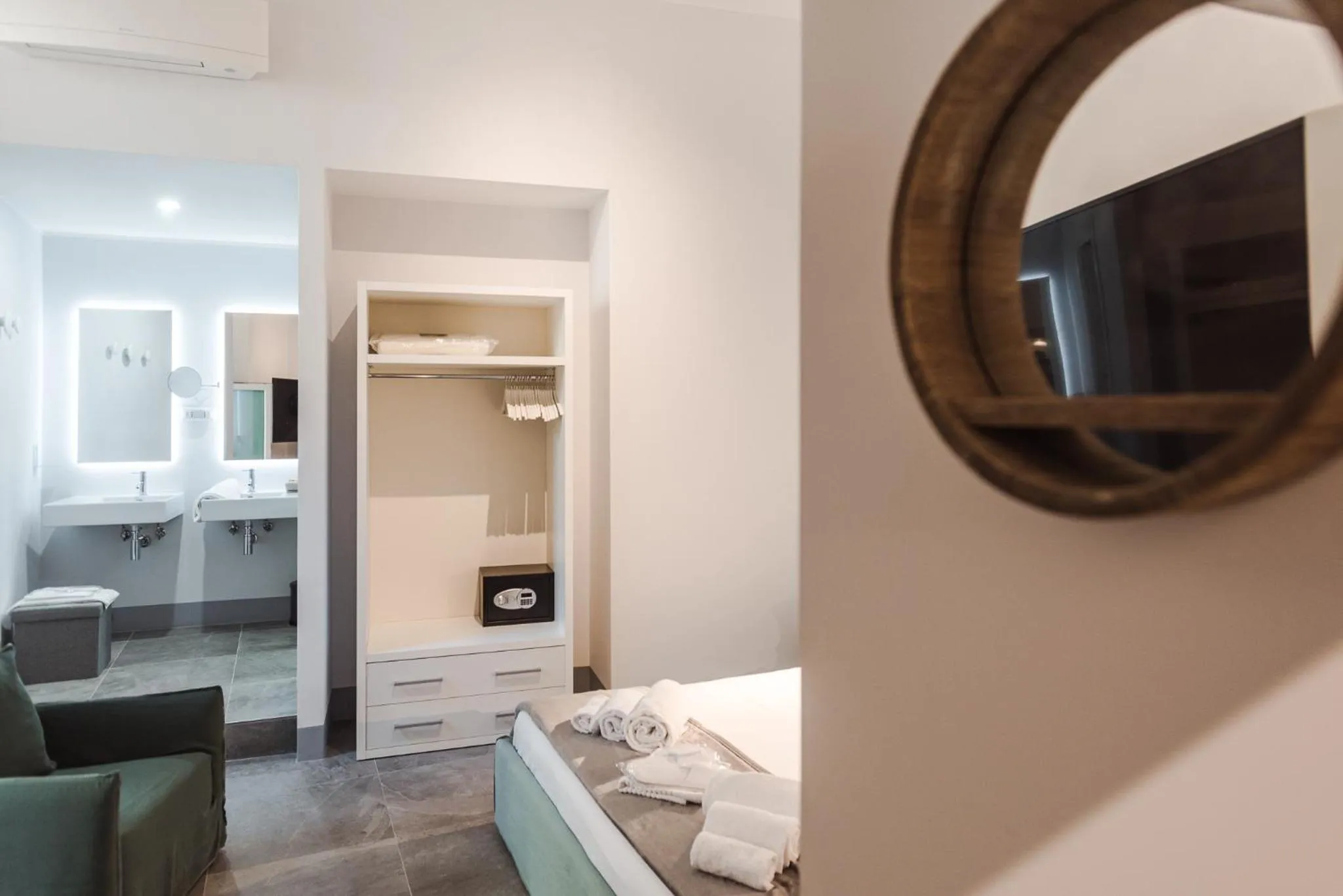 Photo of the whole room, Bed in Nikis Collection Navona