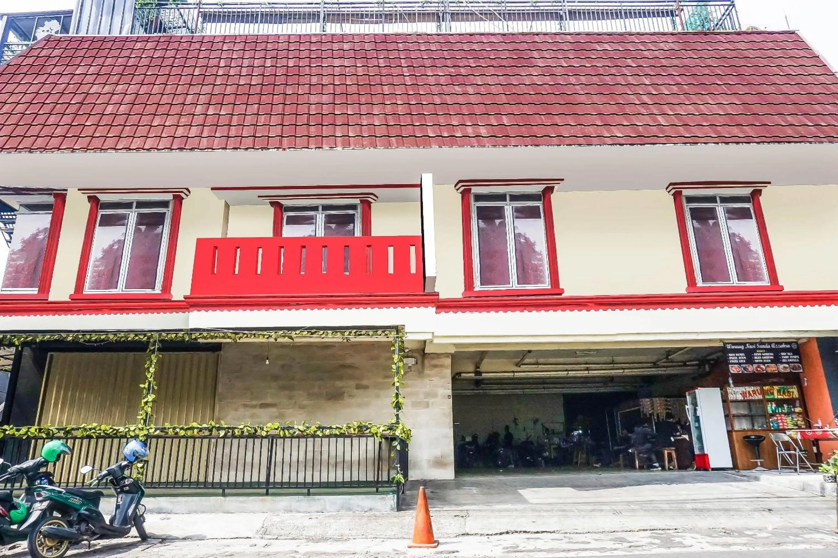 Facade/entrance in OYO 90872 Coolz Homestay Tebet Near TIS Square Near TIS Square