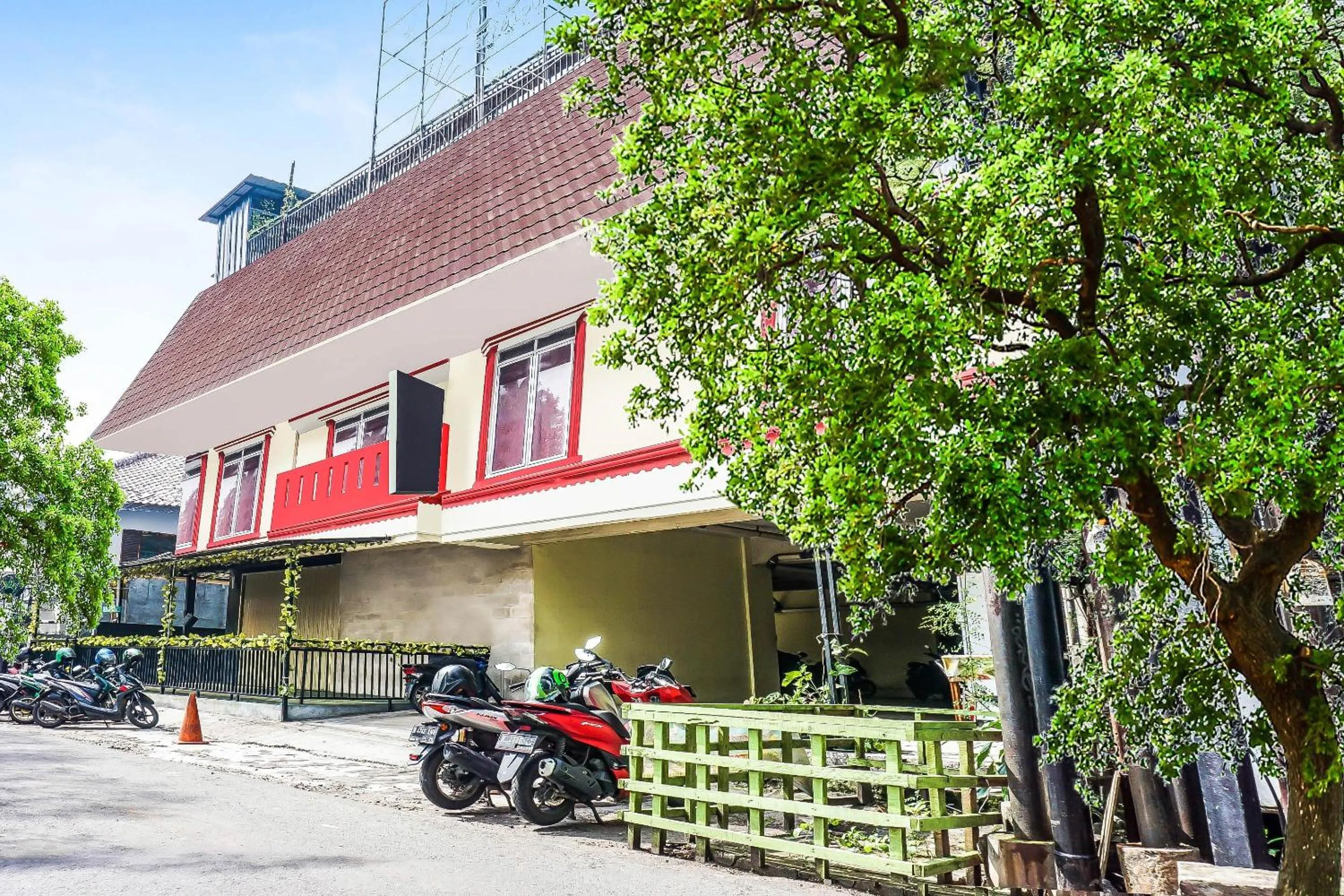 Facade/entrance in OYO 90872 Coolz Homestay Tebet Near TIS Square Near TIS Square