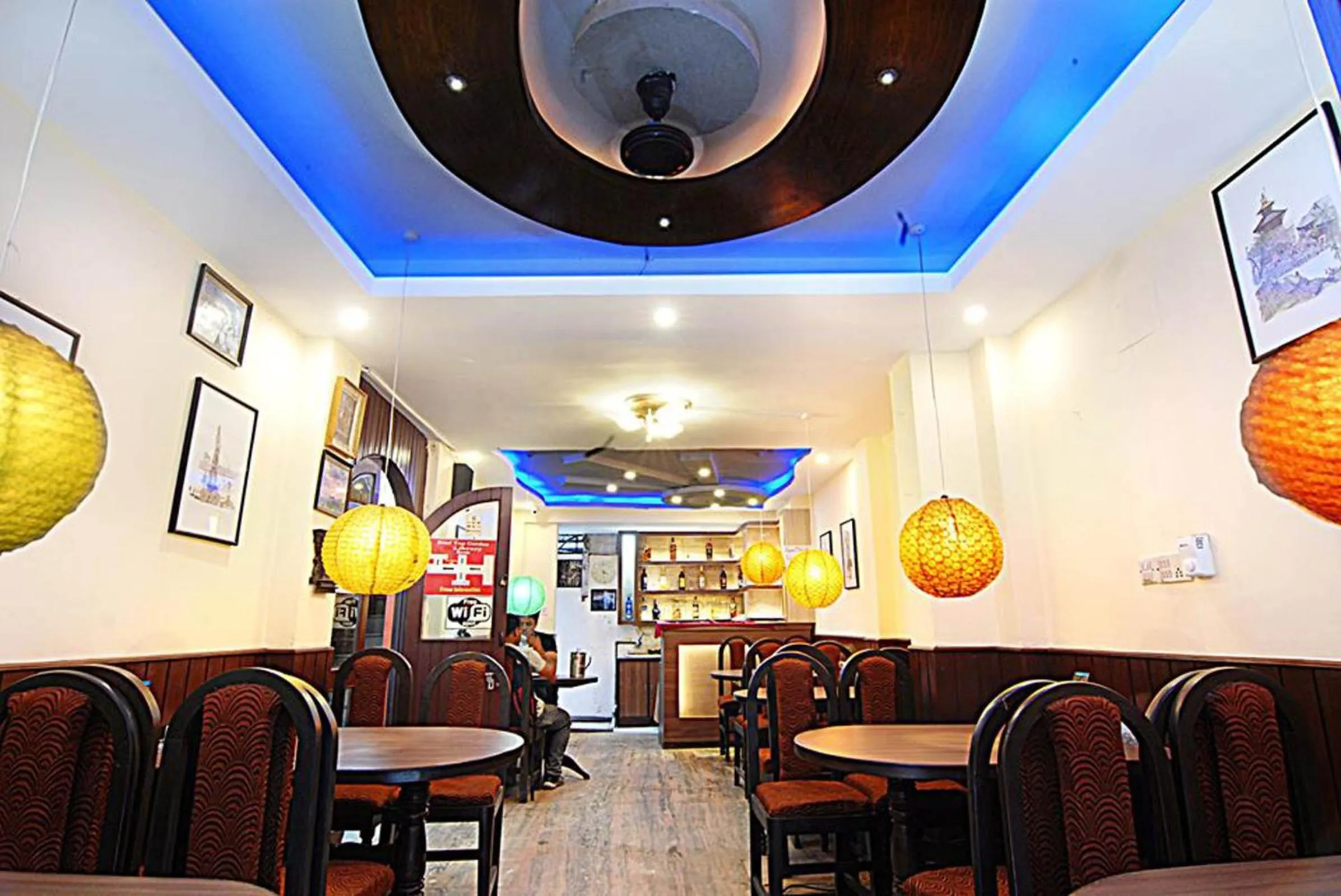 Restaurant/places to eat in Hotel Lily