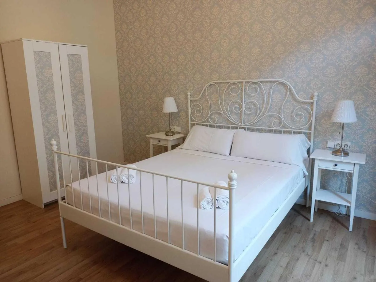 Photo of the whole room, Bed in Lumine Luxury Suites by gaiarooms