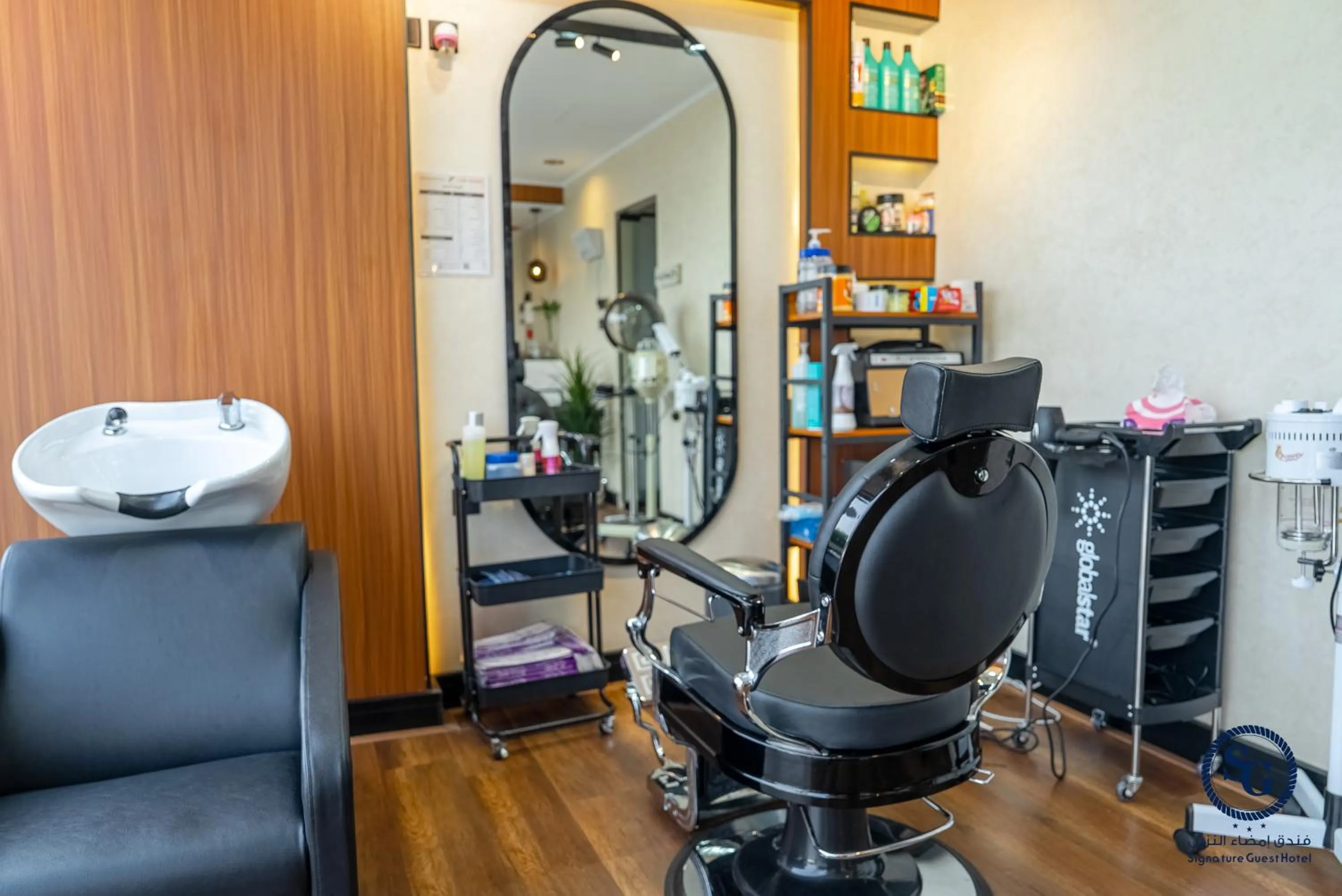hair dresser in Signature Guest Hotel فندق إمضاء النزيل الفندقية