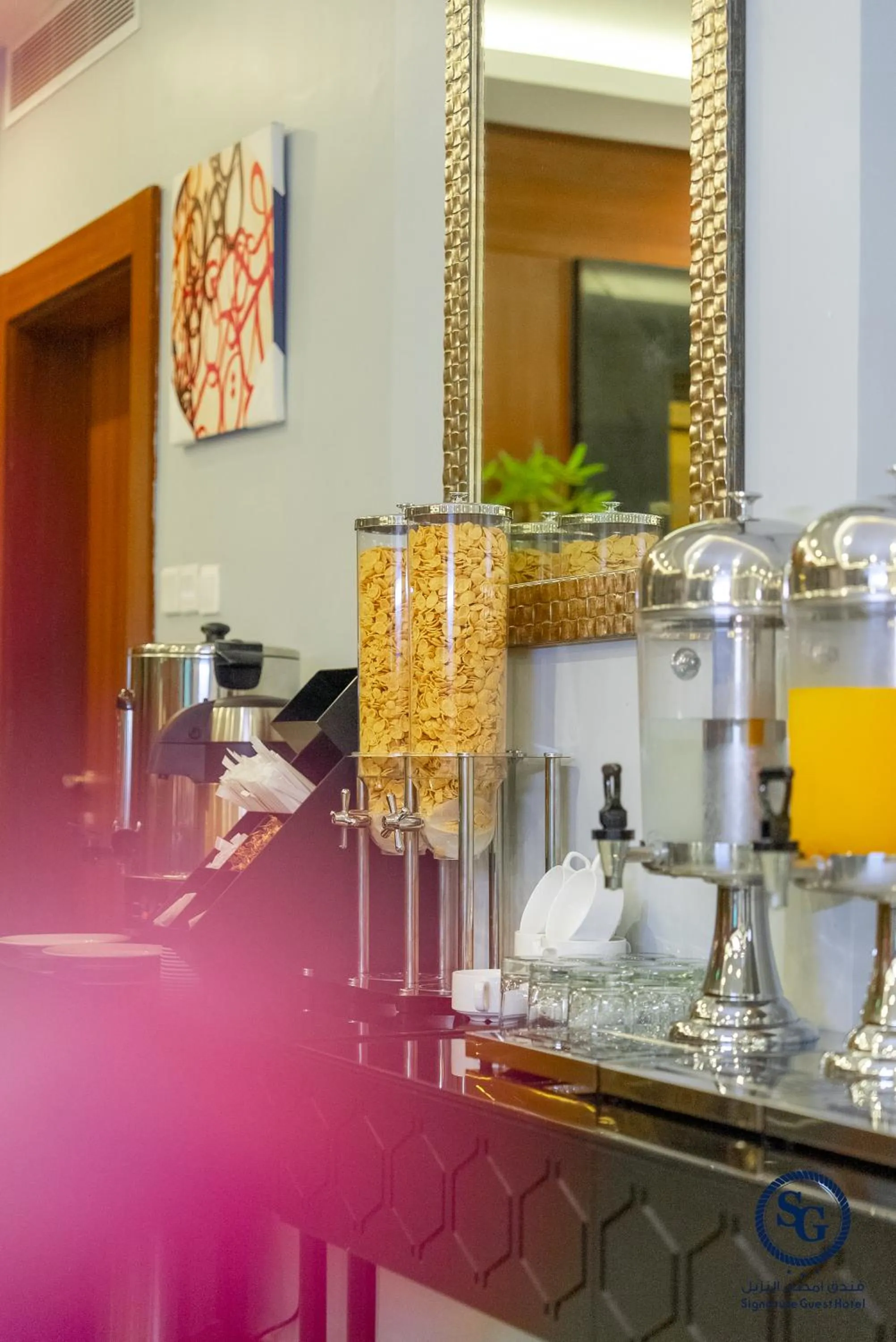 Food and drinks in Signature Guest Hotel فندق إمضاء النزيل الفندقية