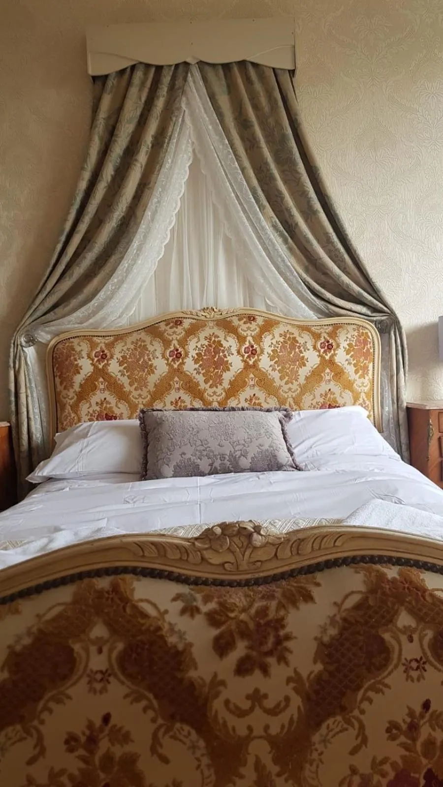 Bed in R & R BERGERAC