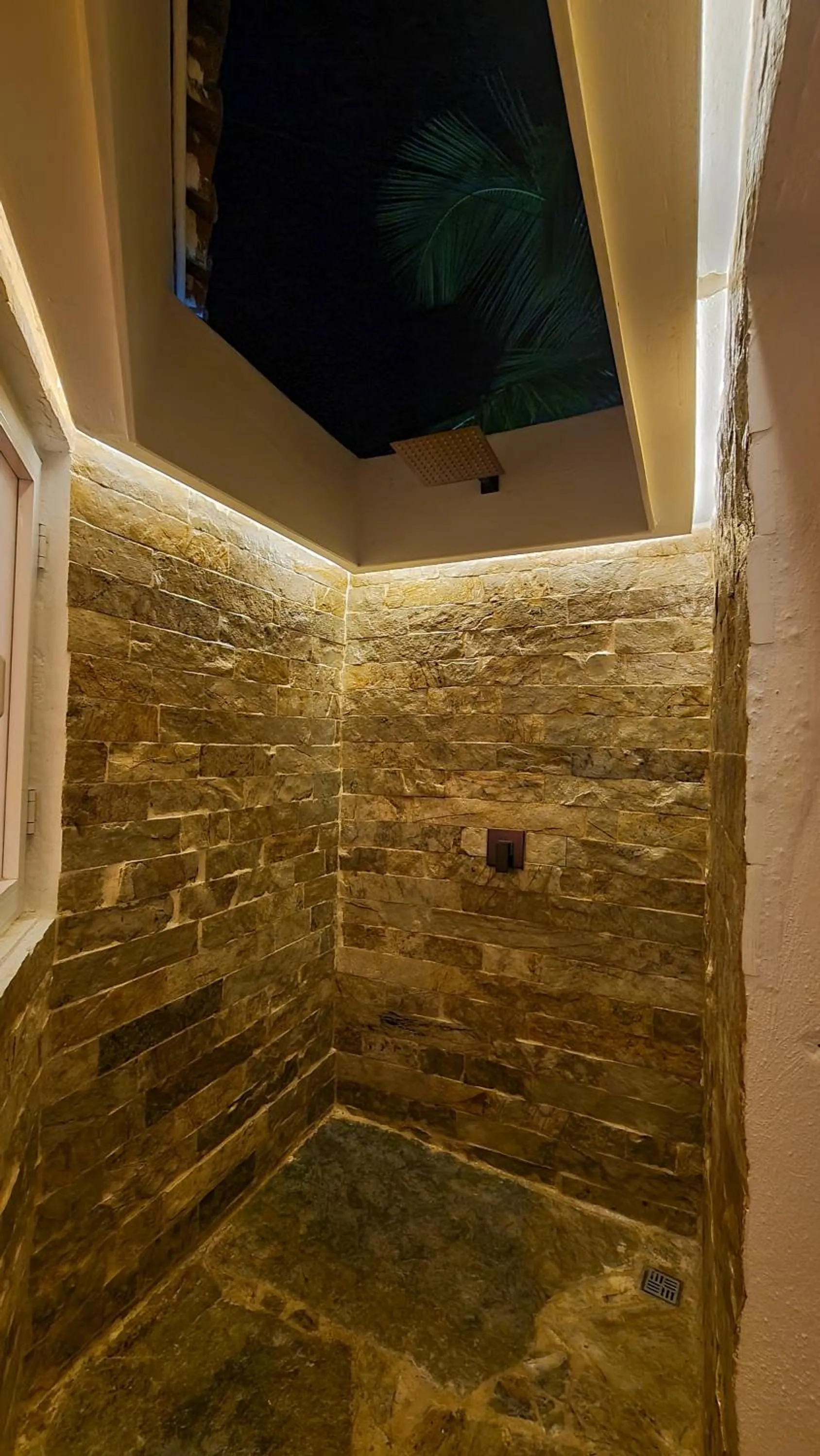 Shower in Tritón Hotel Boutique & Restaurant