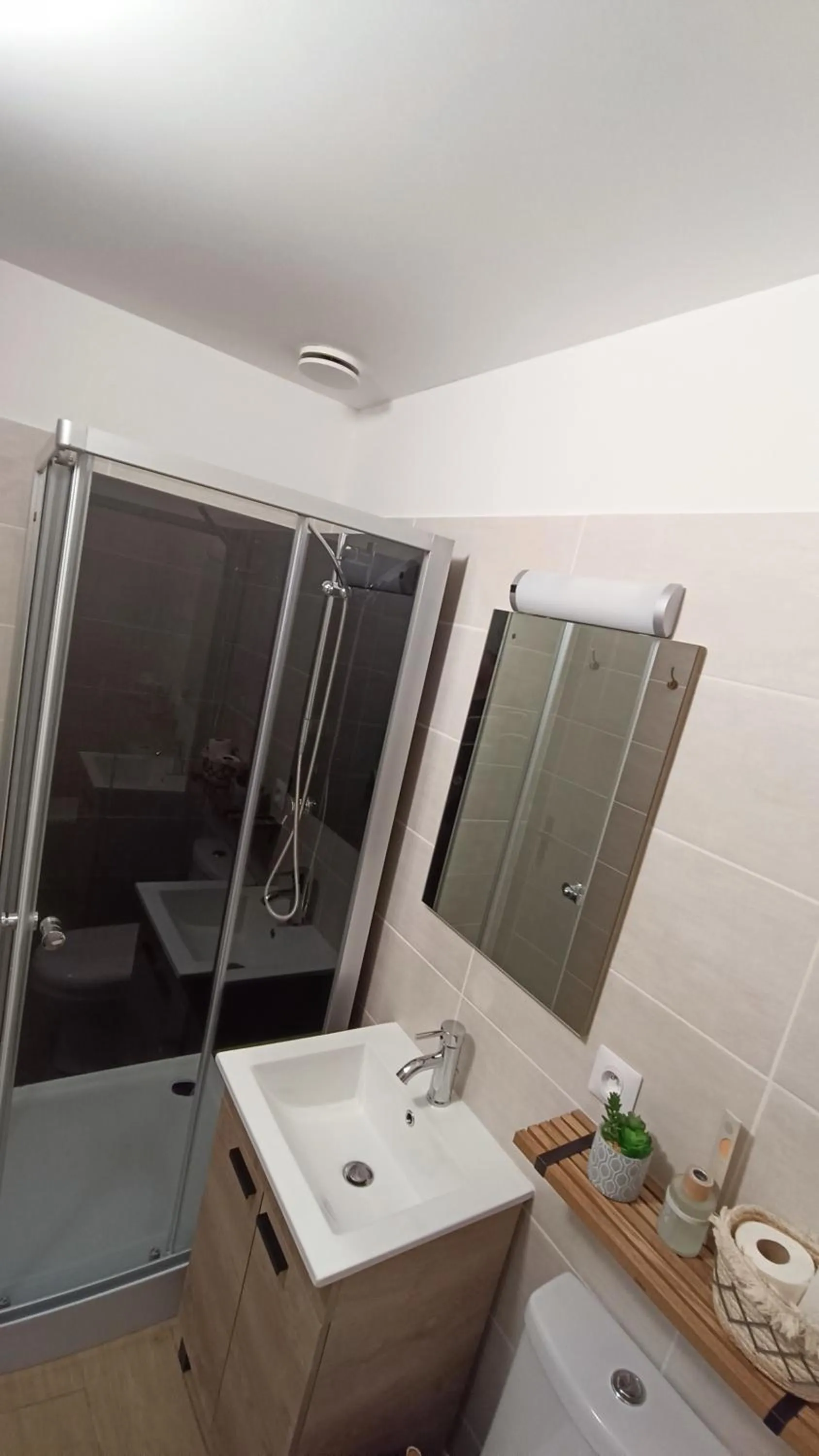 Shower in New Hôtel de la Mer