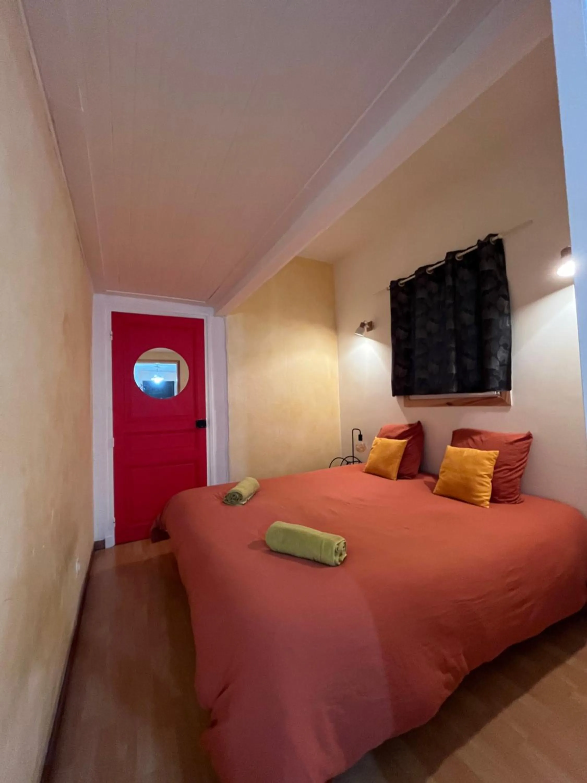 Bed in Appart plein centre lit King size , canapé lit et wifi