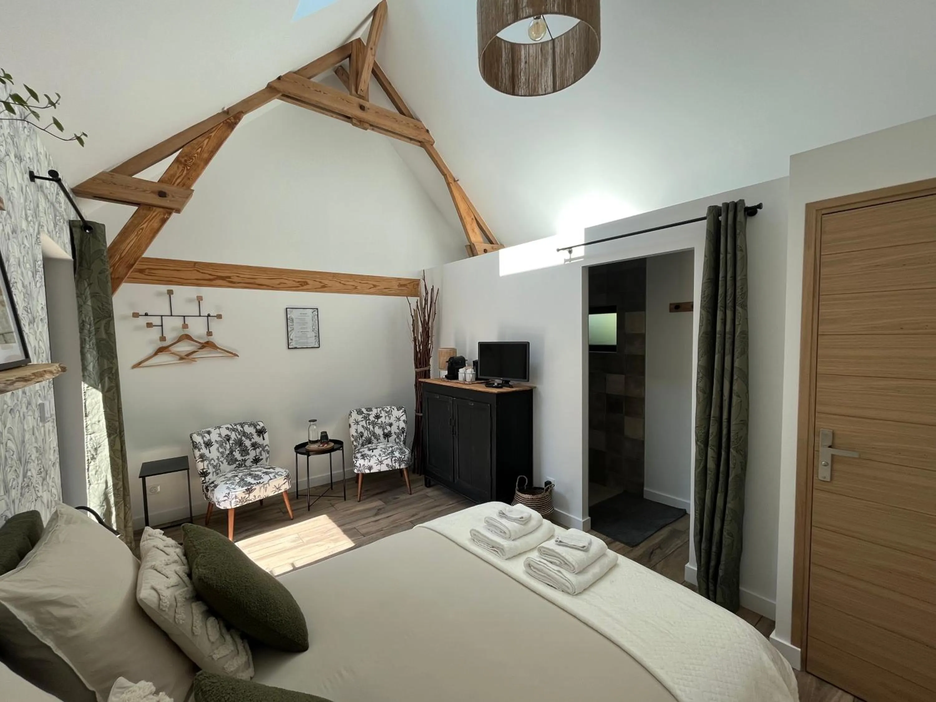 Bedroom, Bed in Aux 2 girouettes