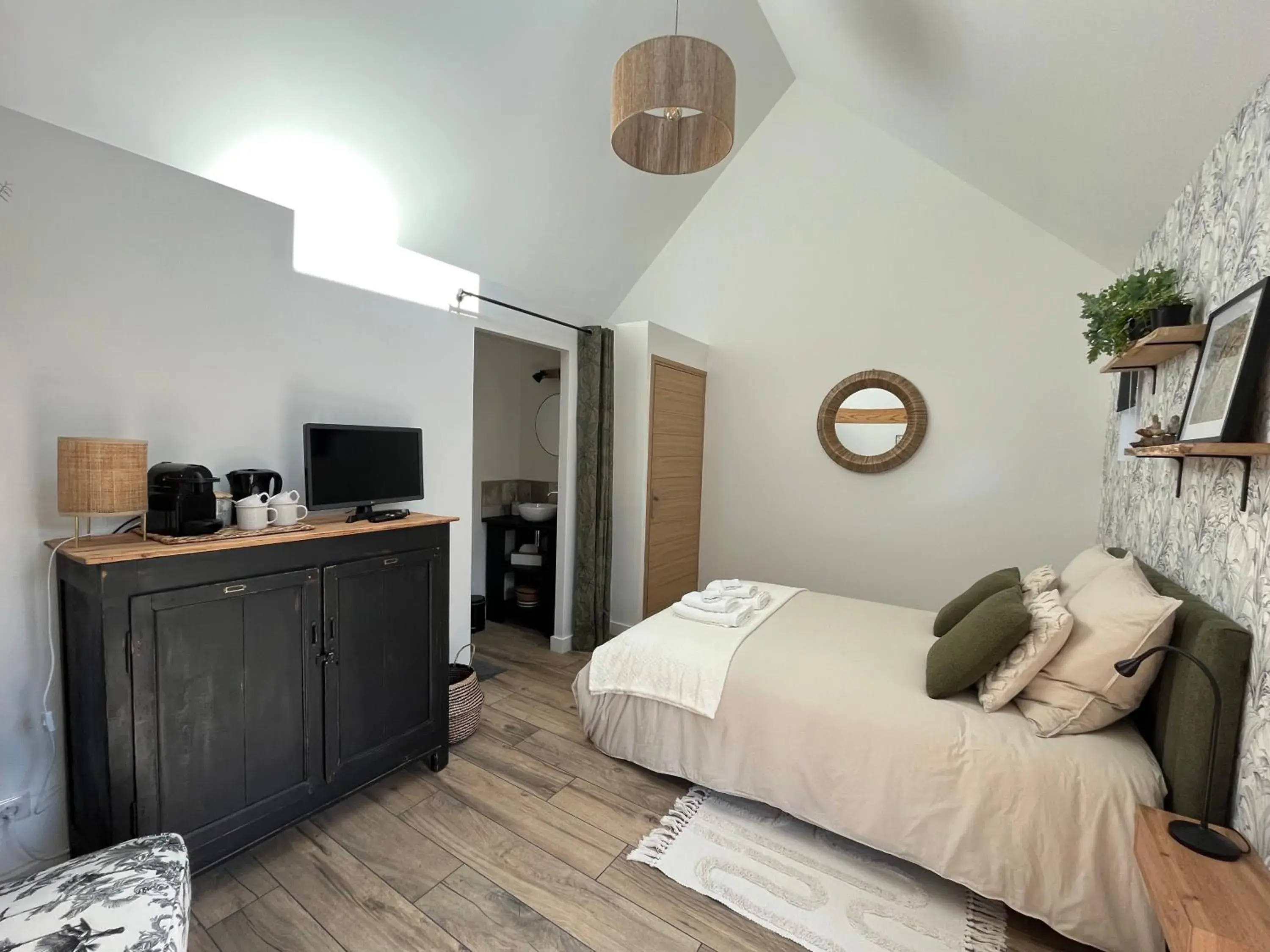 Double Room - single occupancy in Aux 2 girouettes Double Room - single occupancy in Aux 2 girouettes