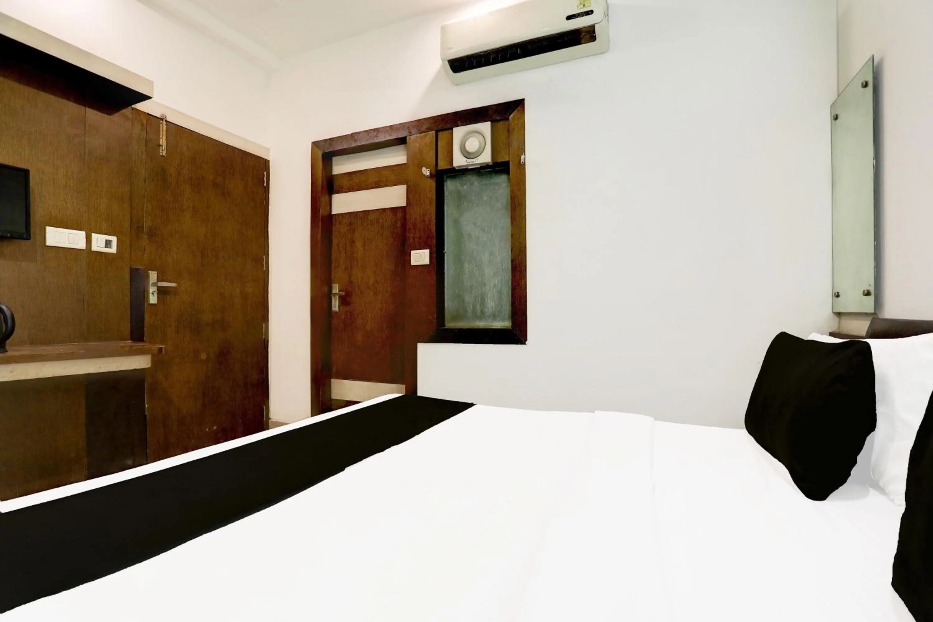 Bedroom, Bed in Hotel O Taj Nagri Near Taj Mahal East Gate Formerly Riviera