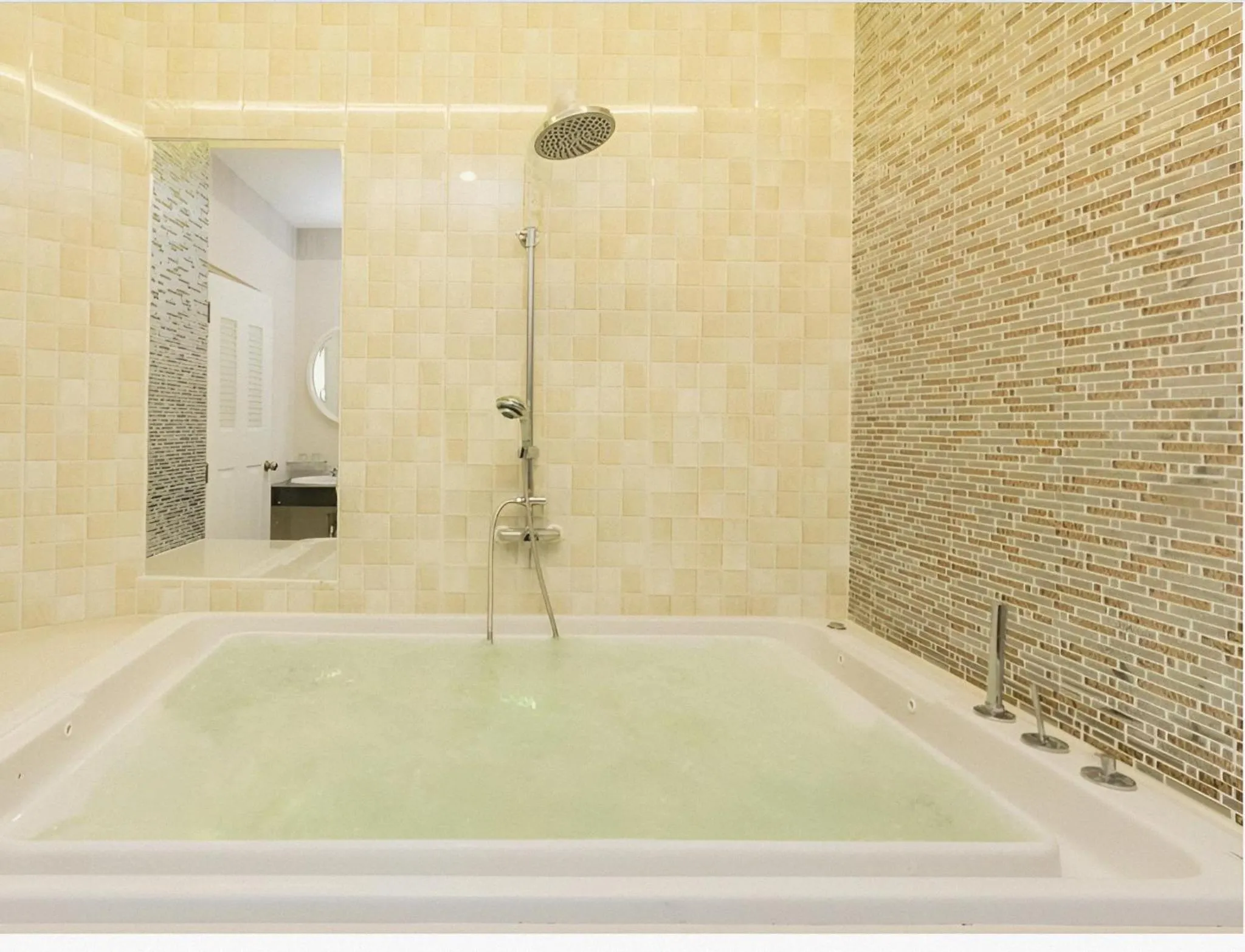 Bath in Lucky Sun Patong