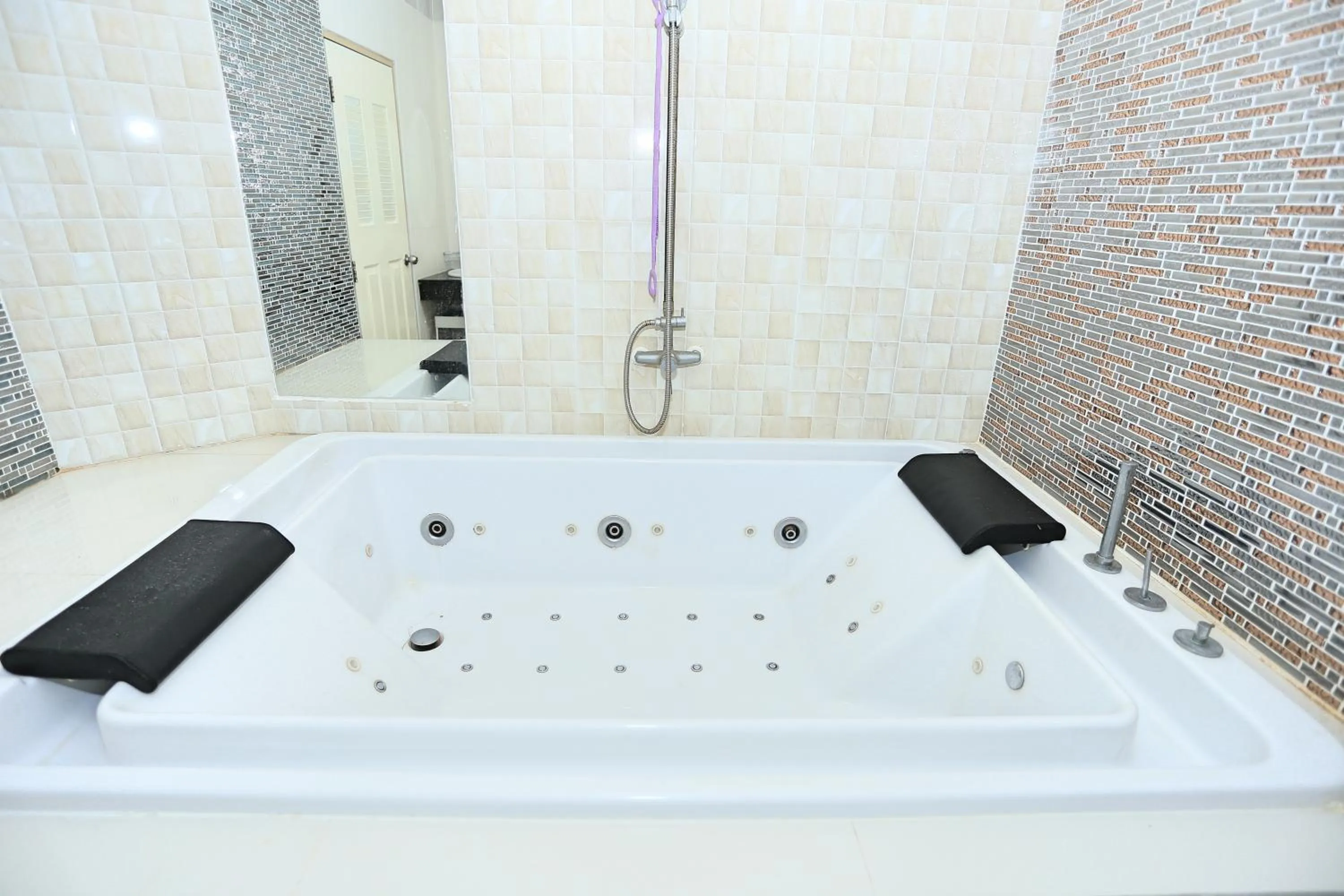 Bath in Lucky Sun Patong