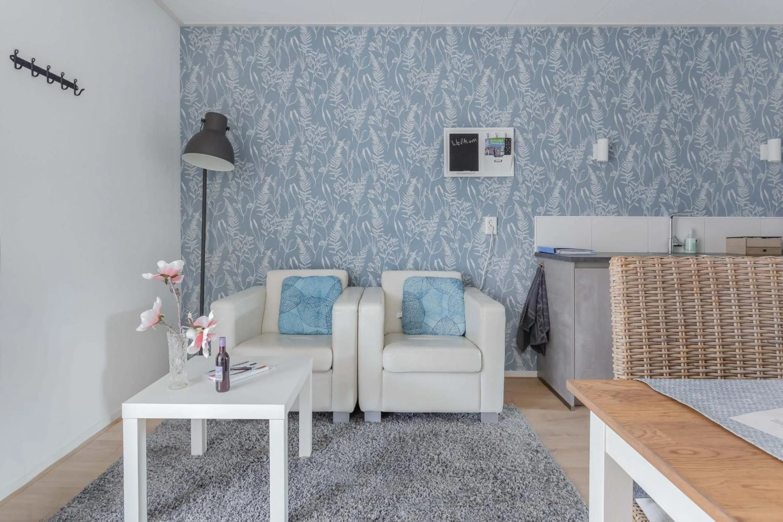 Living room, Bed in B&B Hulleste