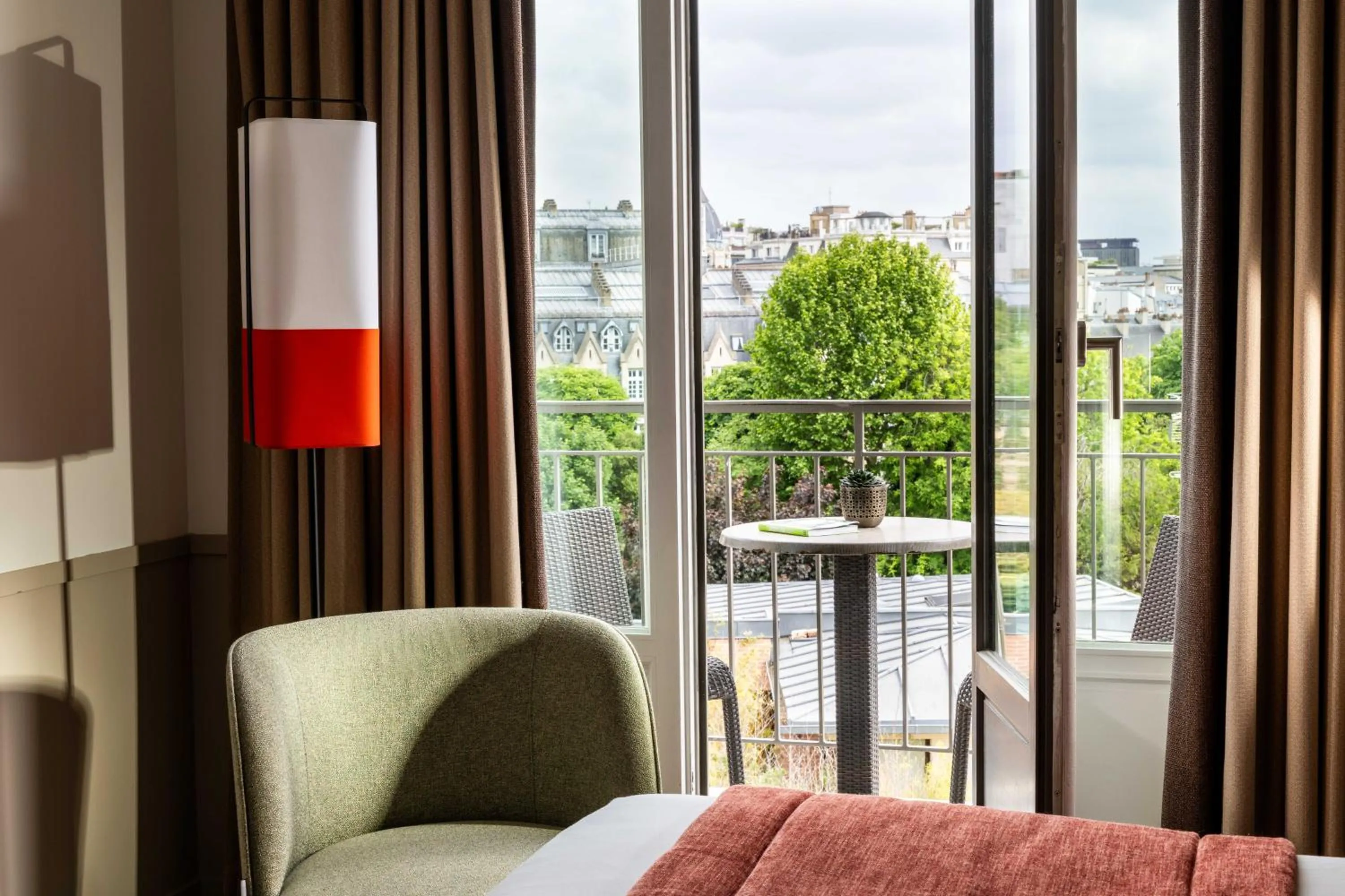 View (from property/room), Bed in Hotel Villa Saxe Eiffel